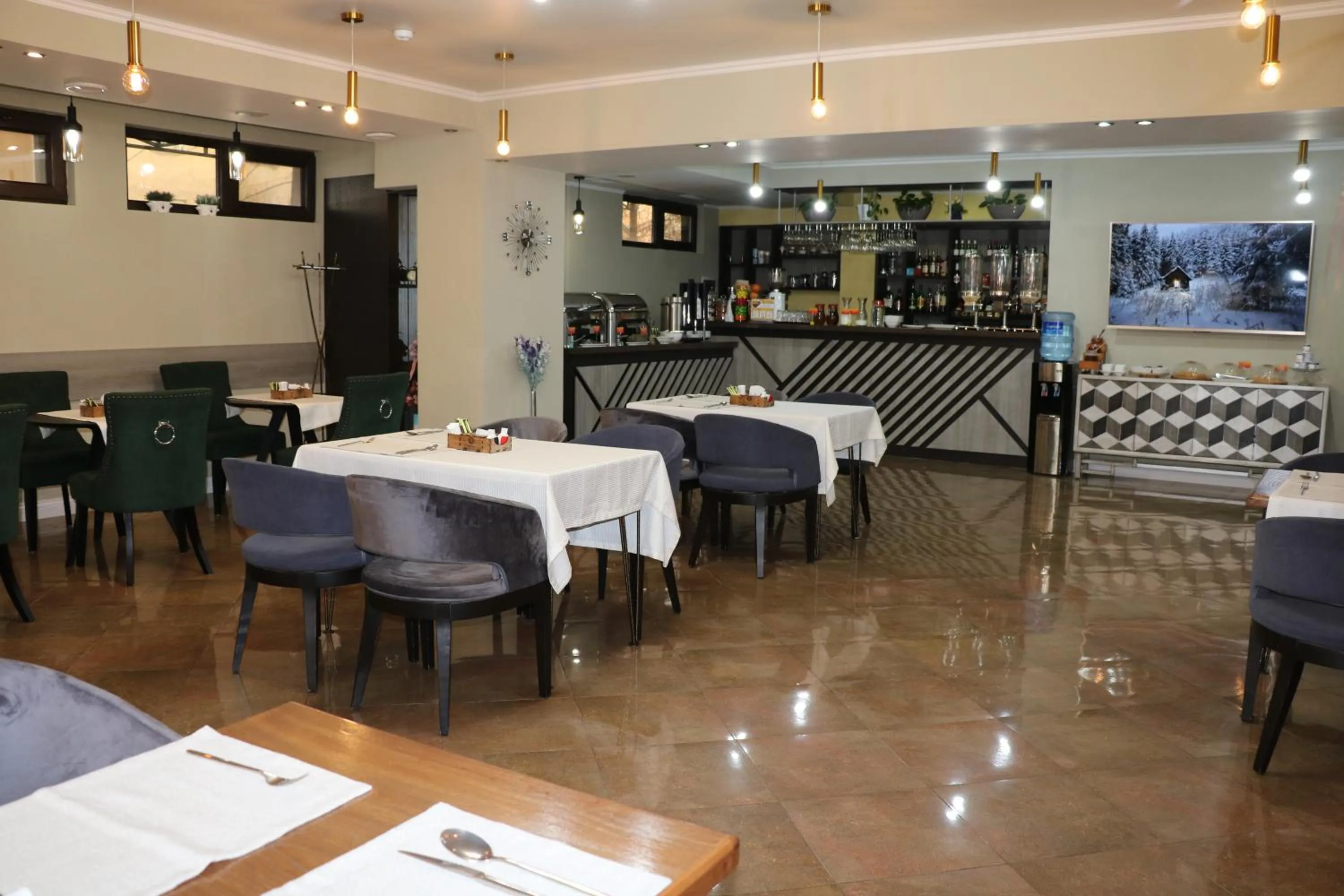 Restaurant/places to eat in Onyx Hotel Bishkek
