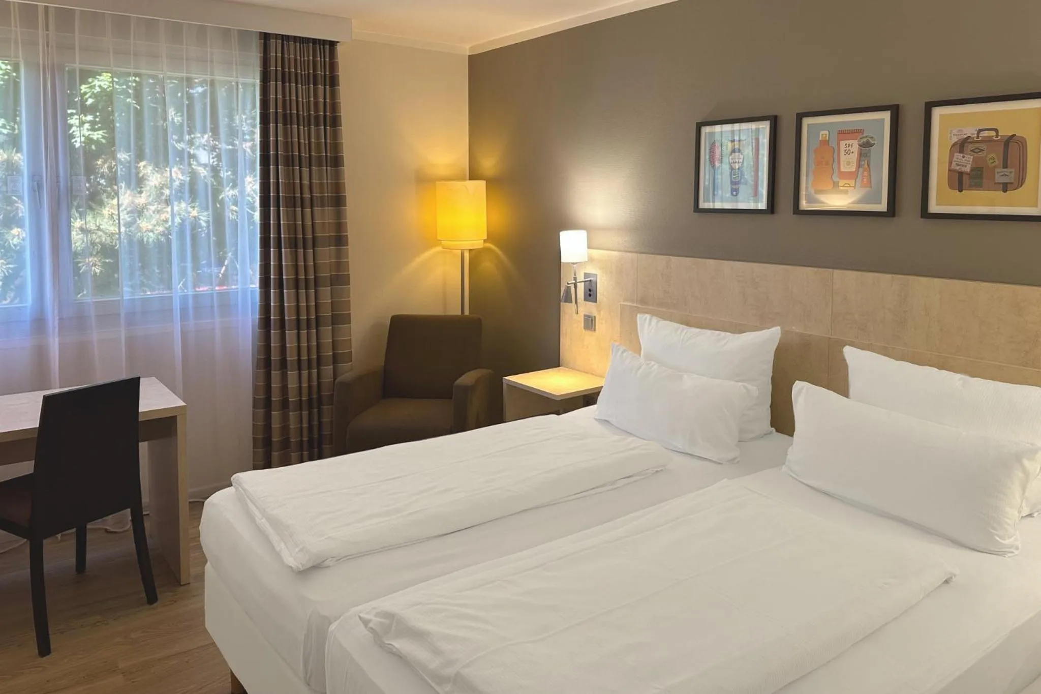 Photo of the whole room, Bed in Garner Hotel Mainz by IHG