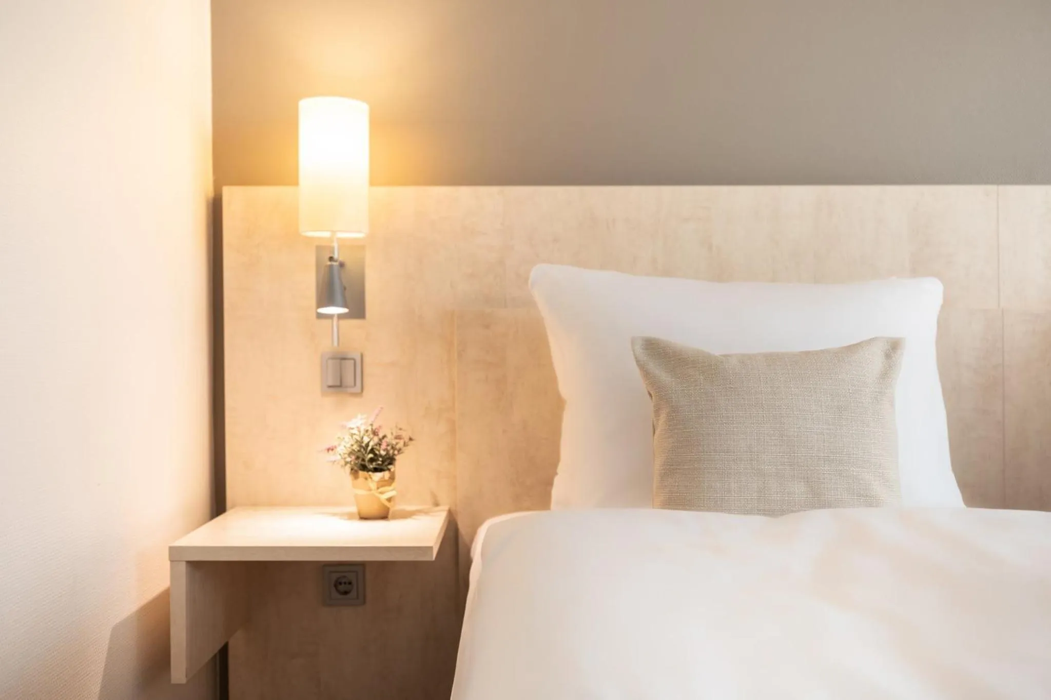 Photo of the whole room, Bed in Garner Hotel Mainz by IHG