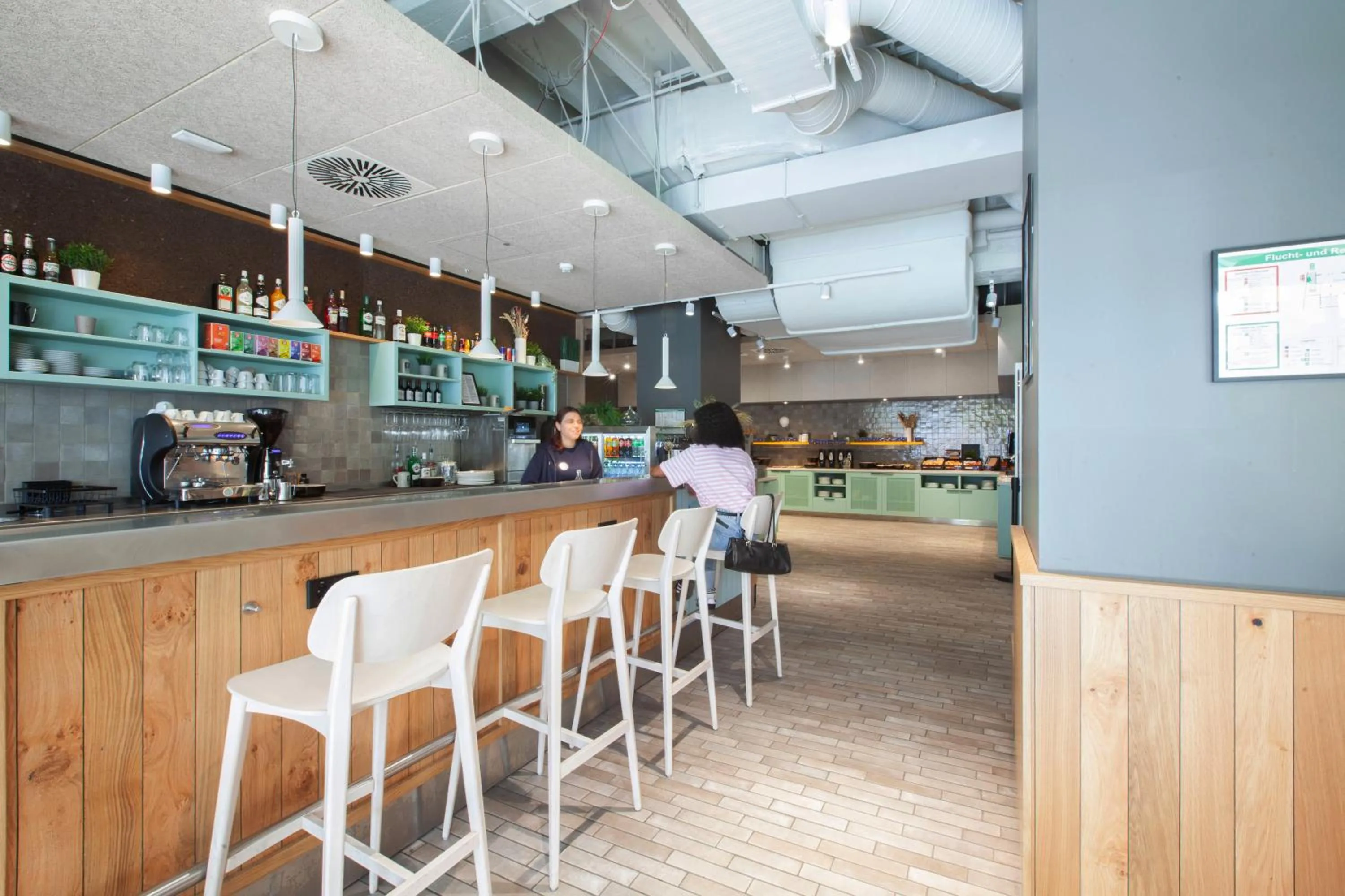 Lounge or bar in MEININGER Hotel München Zentrum