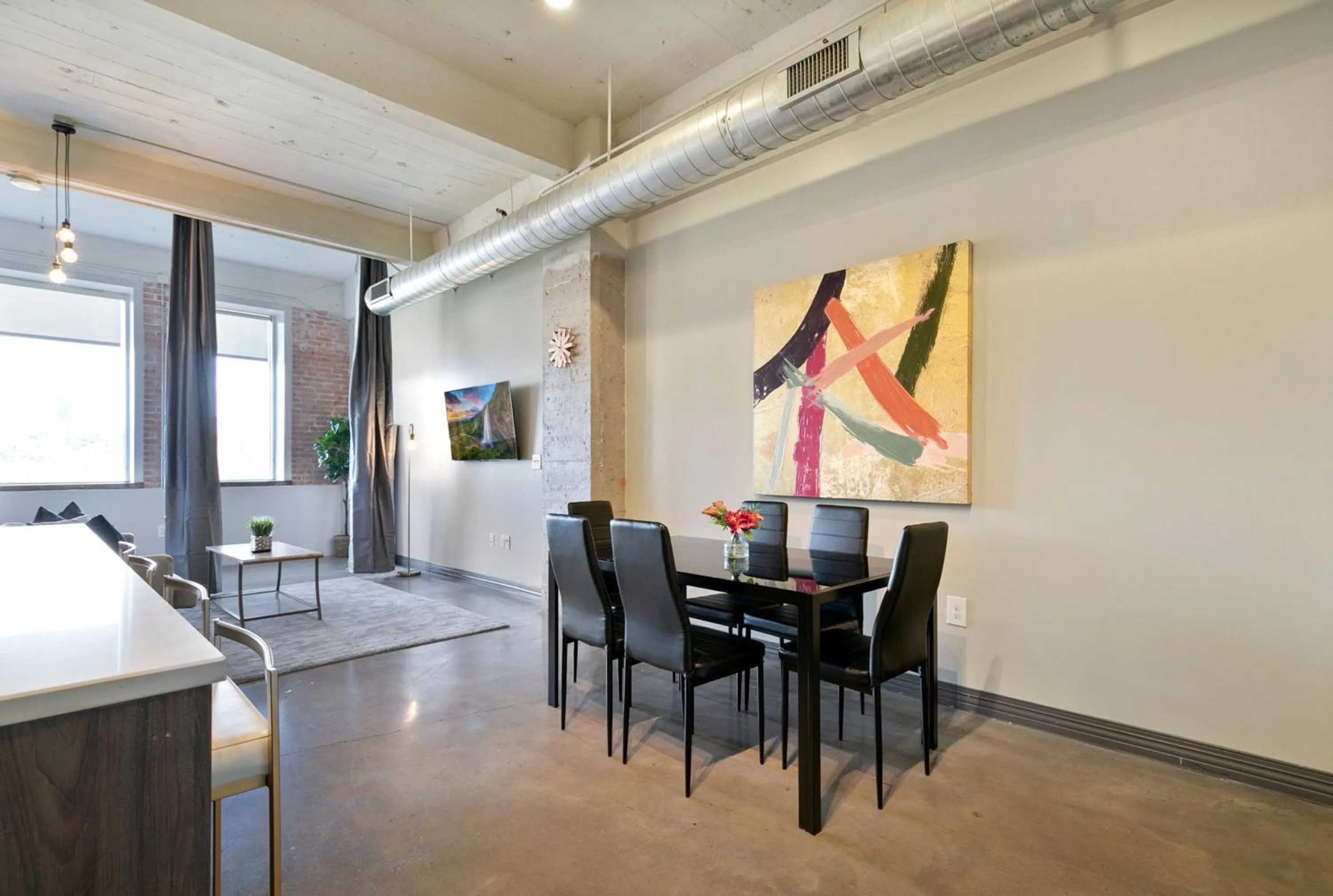 Dining area in Luxury Downtown Dallas Stay by Amyfinehouse