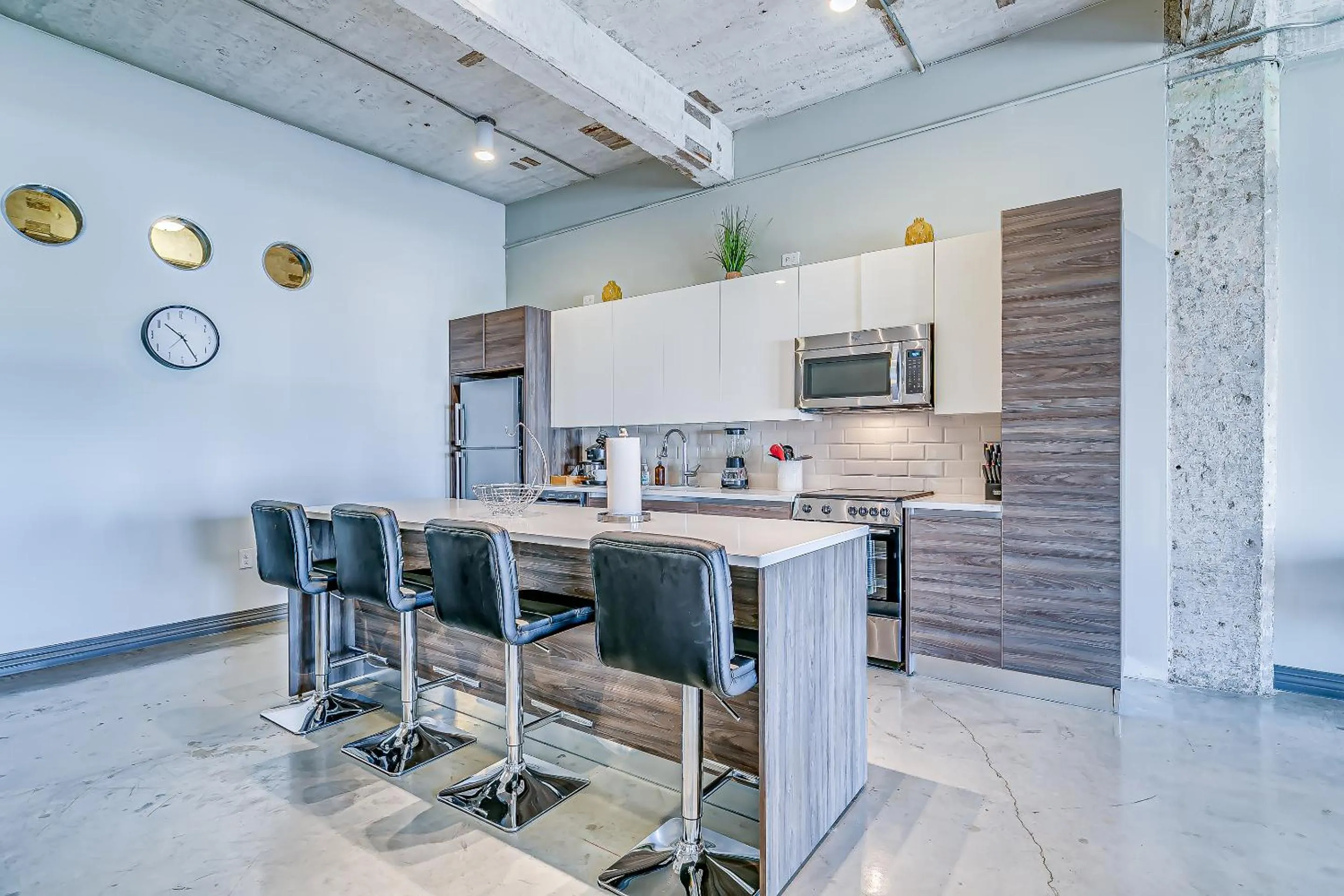 Kitchen or kitchenette in Luxury Downtown Dallas Stay by Amyfinehouse