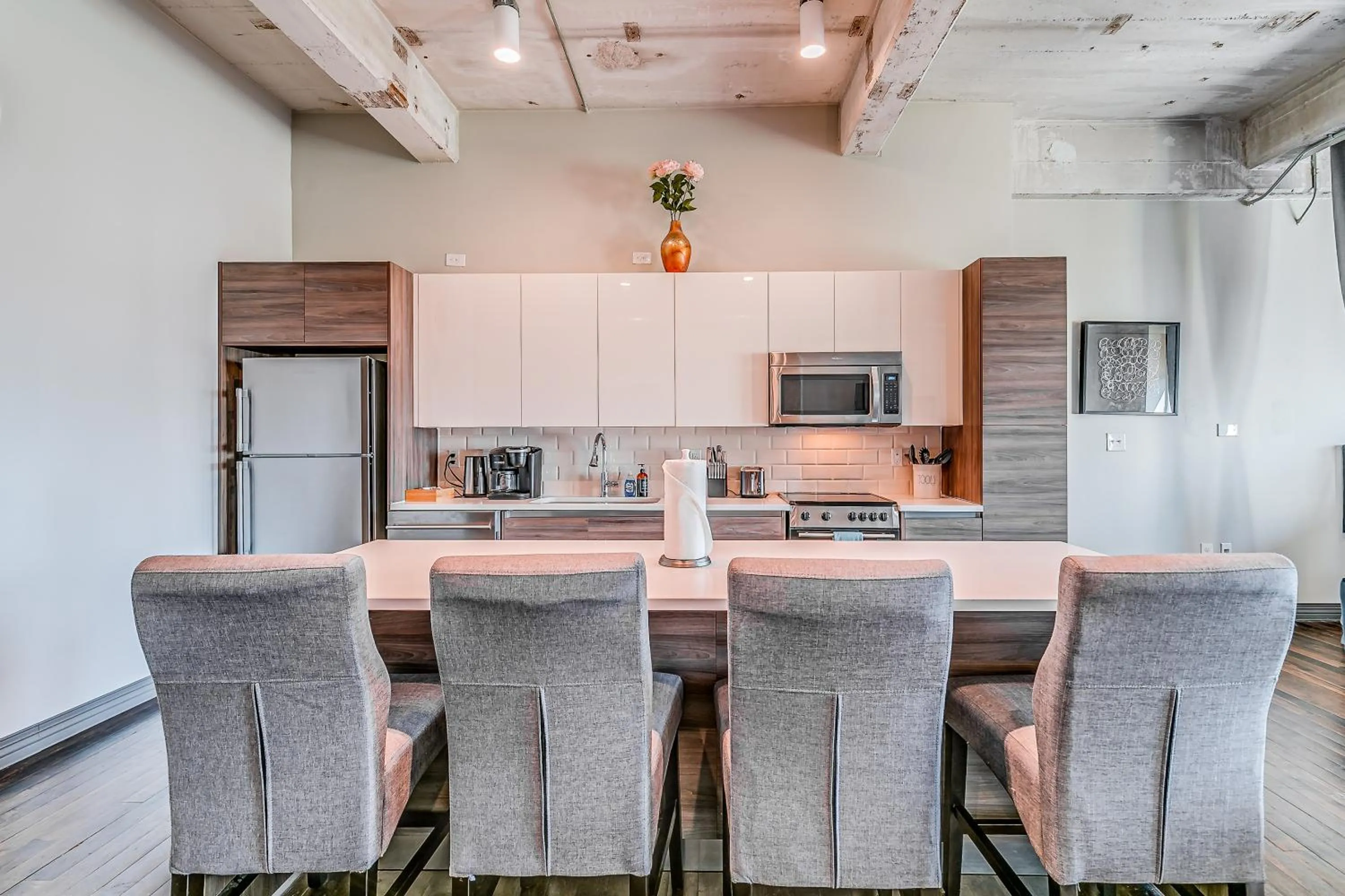 Kitchen or kitchenette in Luxury Downtown Dallas Stay by Amyfinehouse