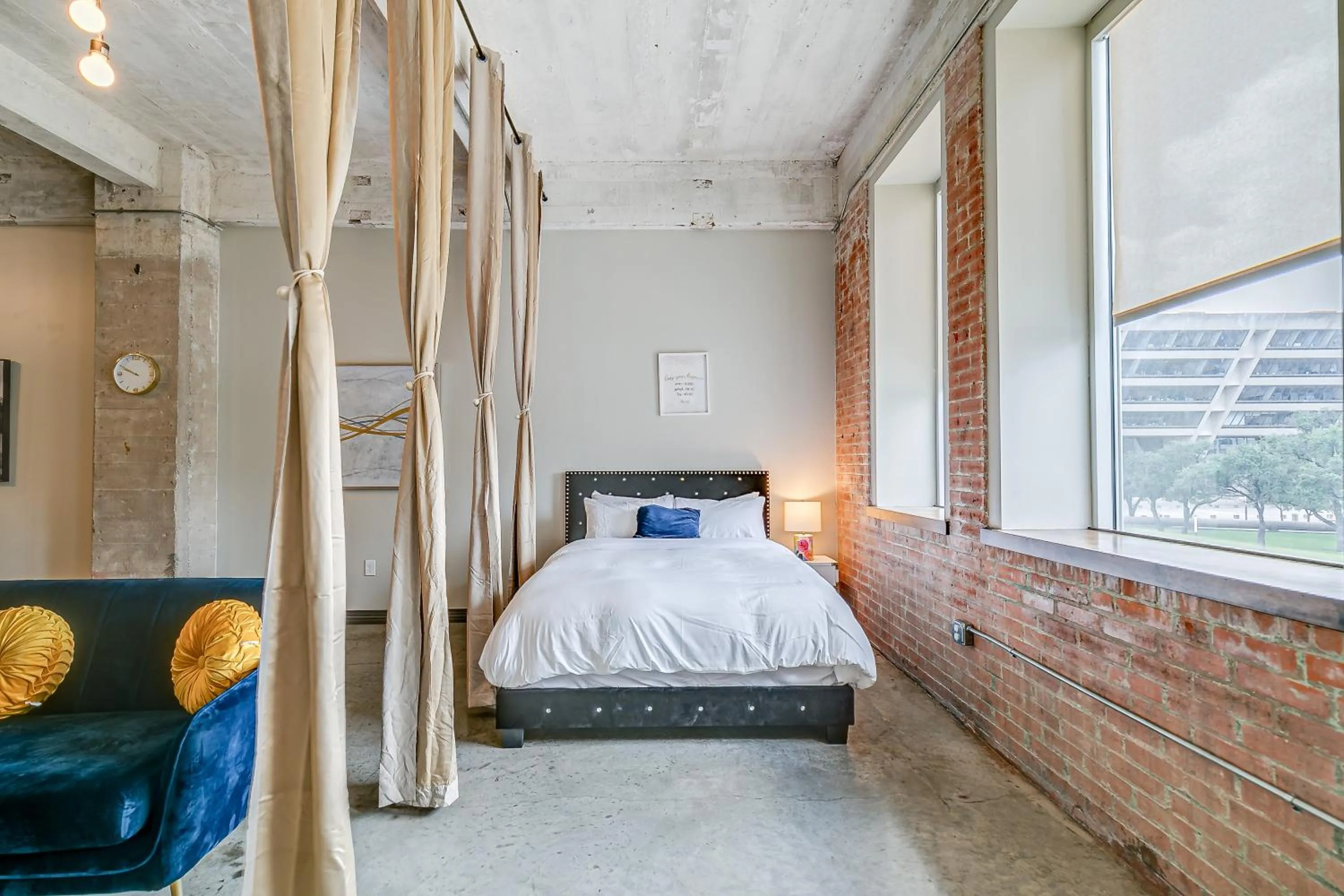 Bed in Luxury Downtown Dallas Stay by Amyfinehouse