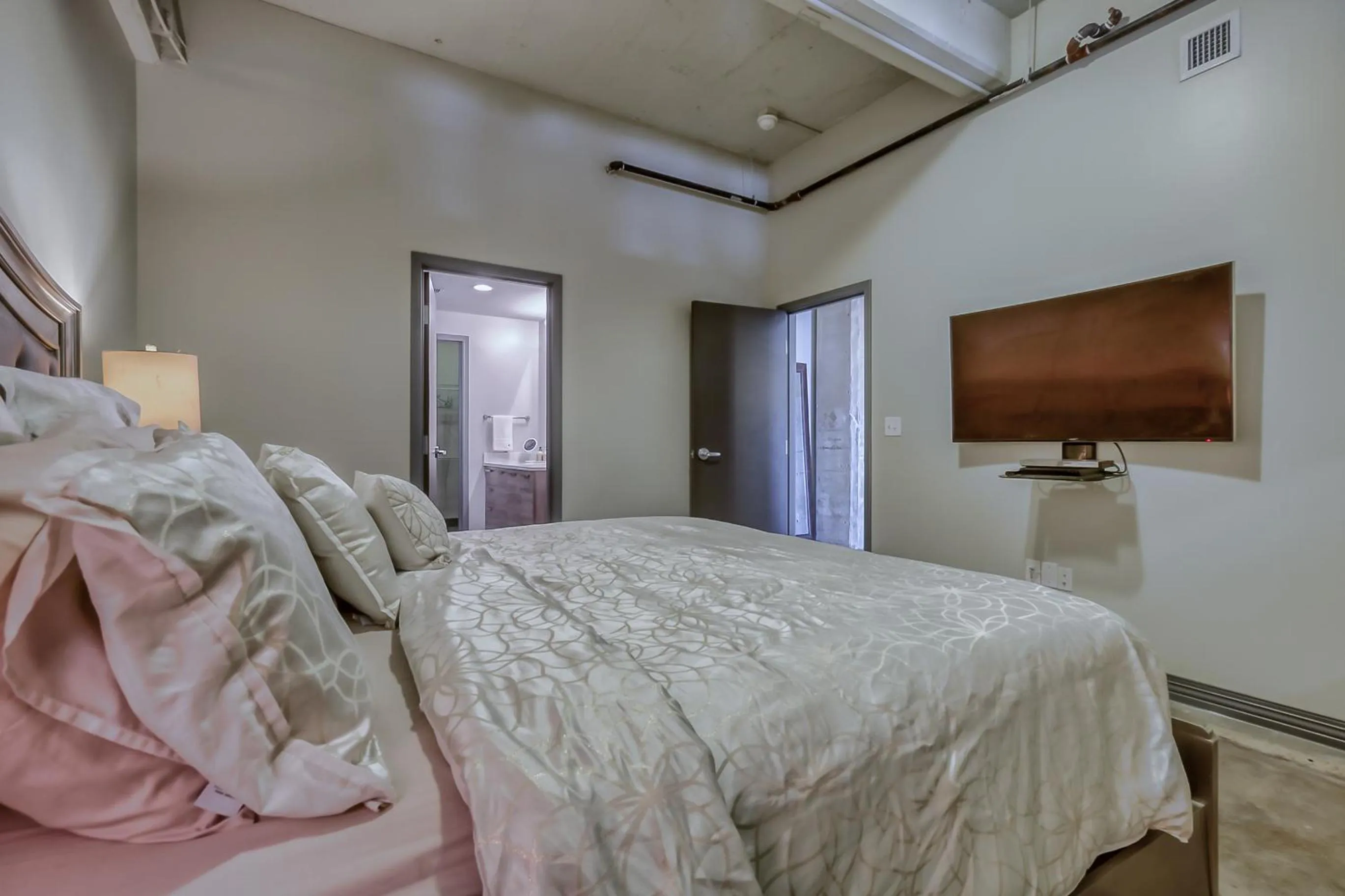 Bed in Luxury Downtown Dallas Stay by Amyfinehouse