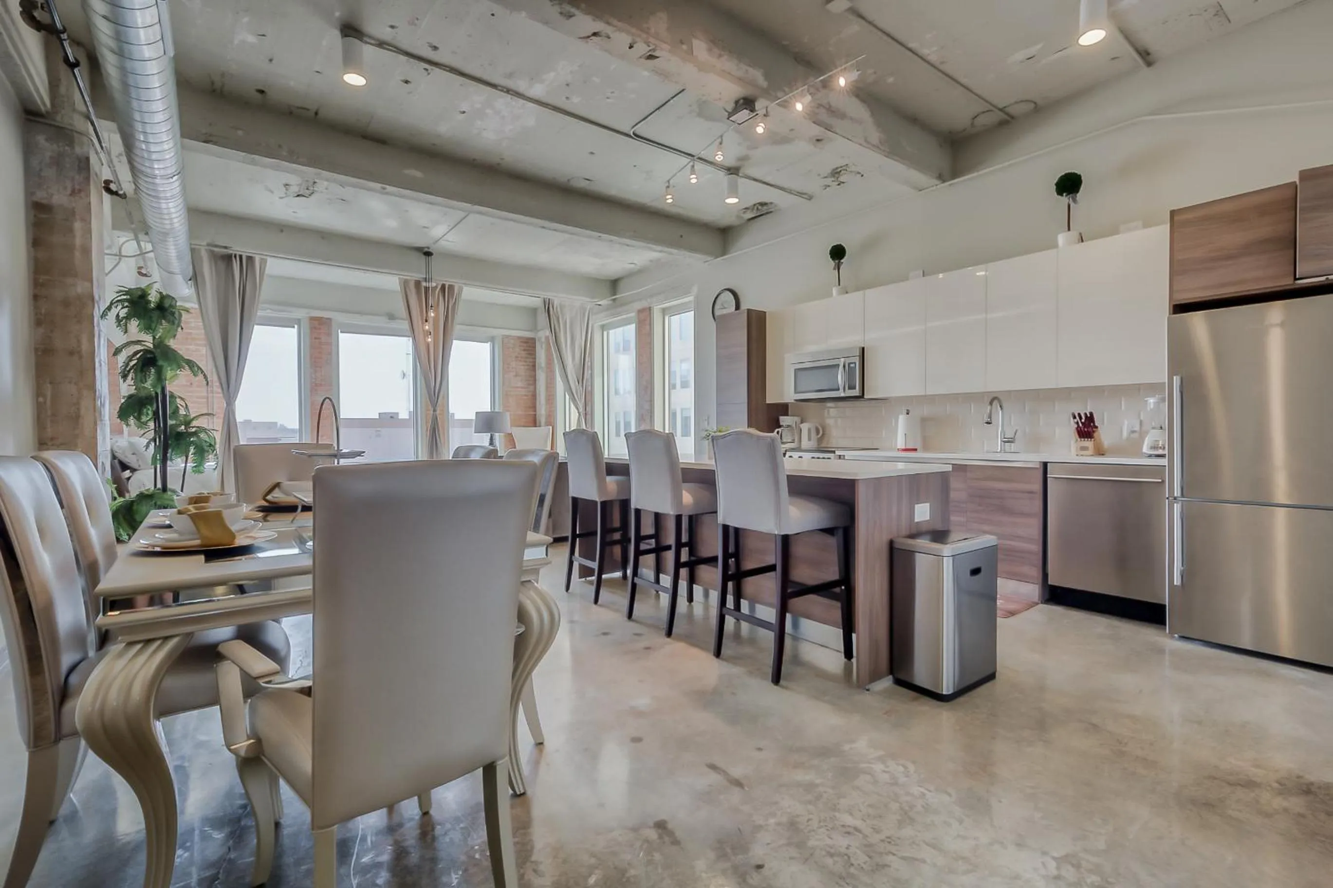 Kitchen or kitchenette in Luxury Downtown Dallas Stay by Amyfinehouse