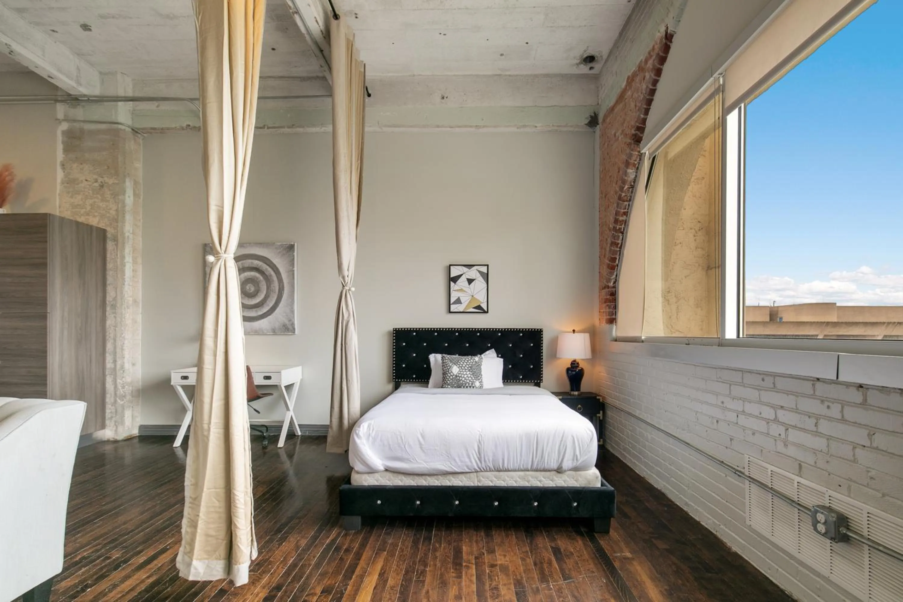 Bed in Luxury Downtown Dallas Stay by Amyfinehouse