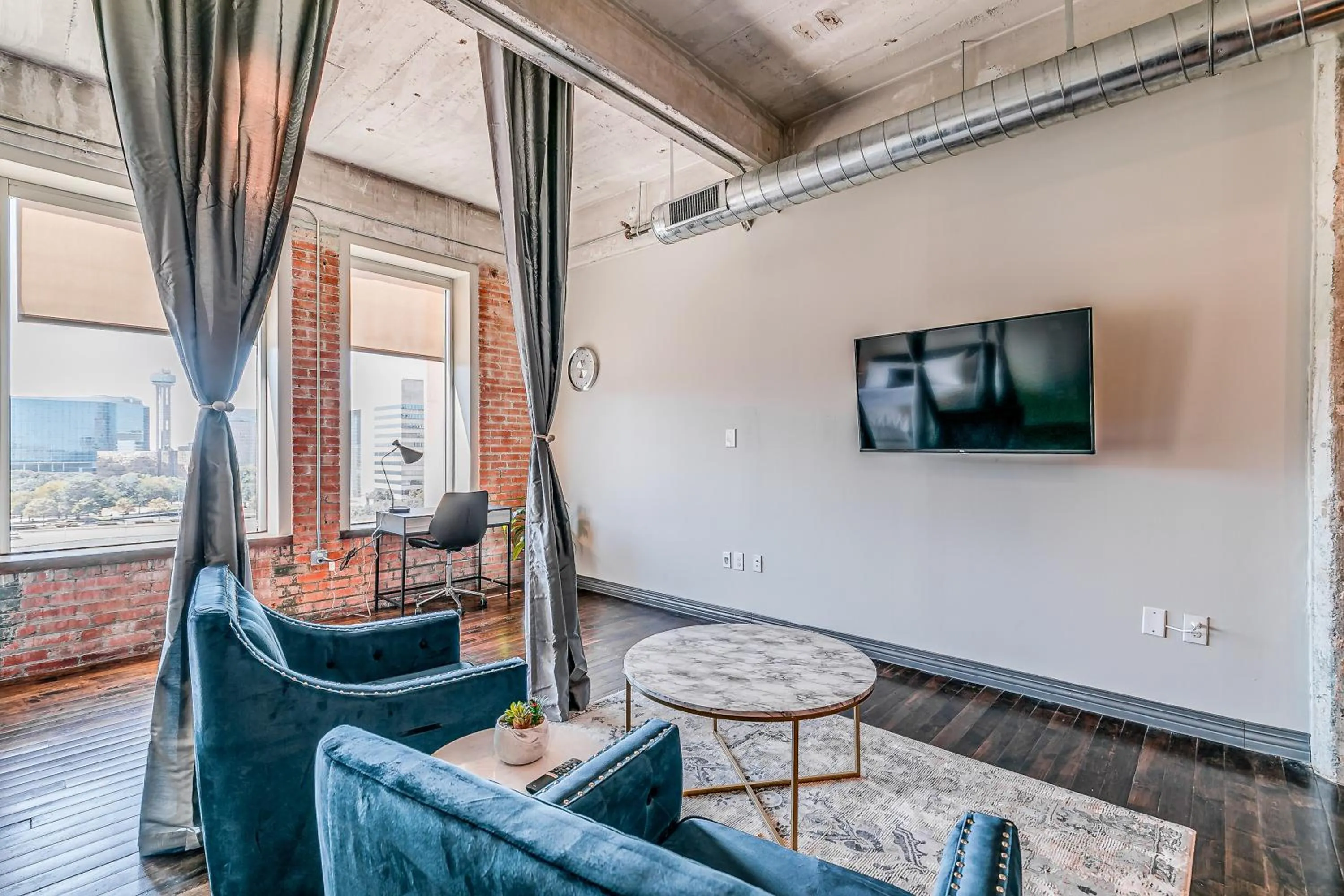 TV and multimedia in Luxury Downtown Dallas Stay by Amyfinehouse