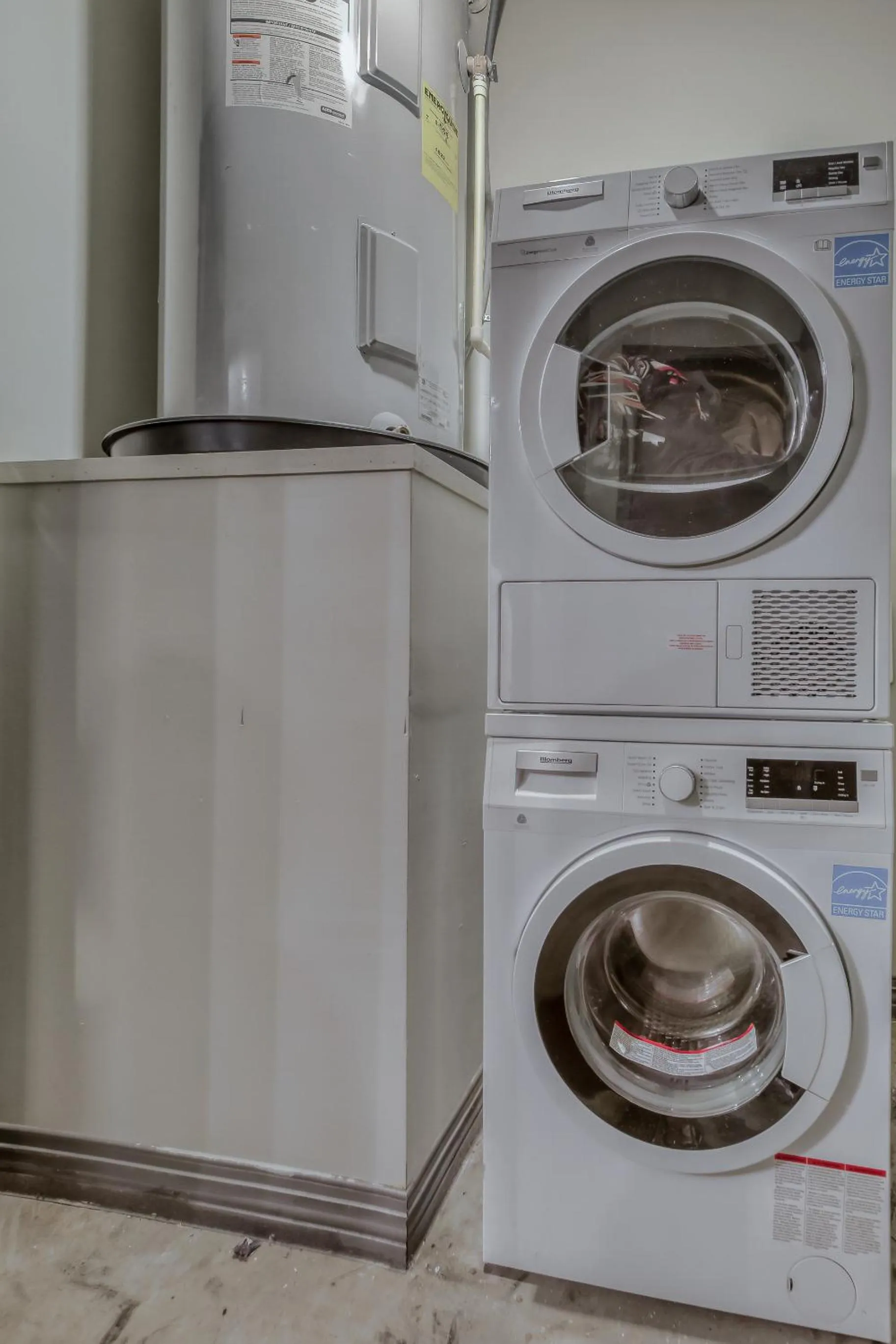 washing machine in Luxury Downtown Dallas Stay by Amyfinehouse