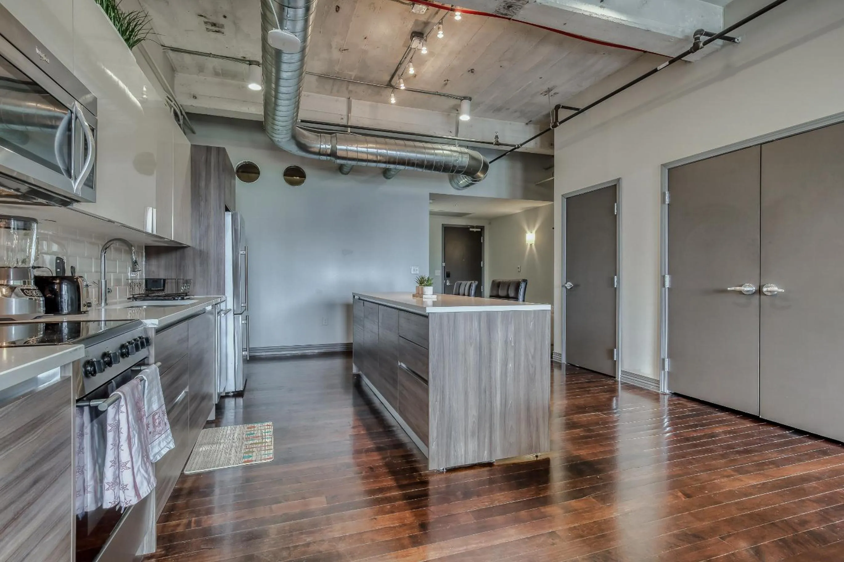 Kitchen or kitchenette in Luxury Downtown Dallas Stay by Amyfinehouse