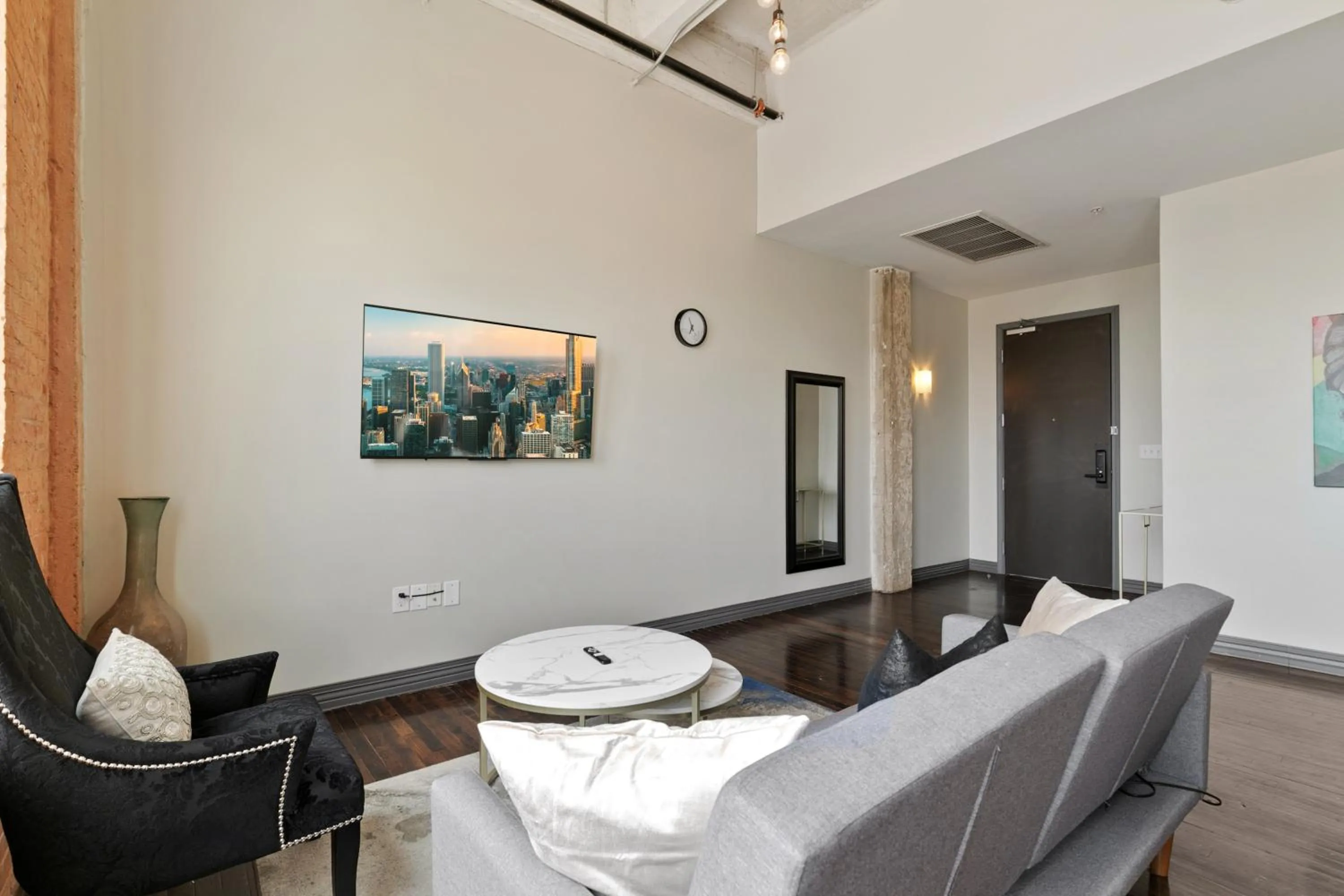 TV and multimedia in Luxury Downtown Dallas Stay by Amyfinehouse