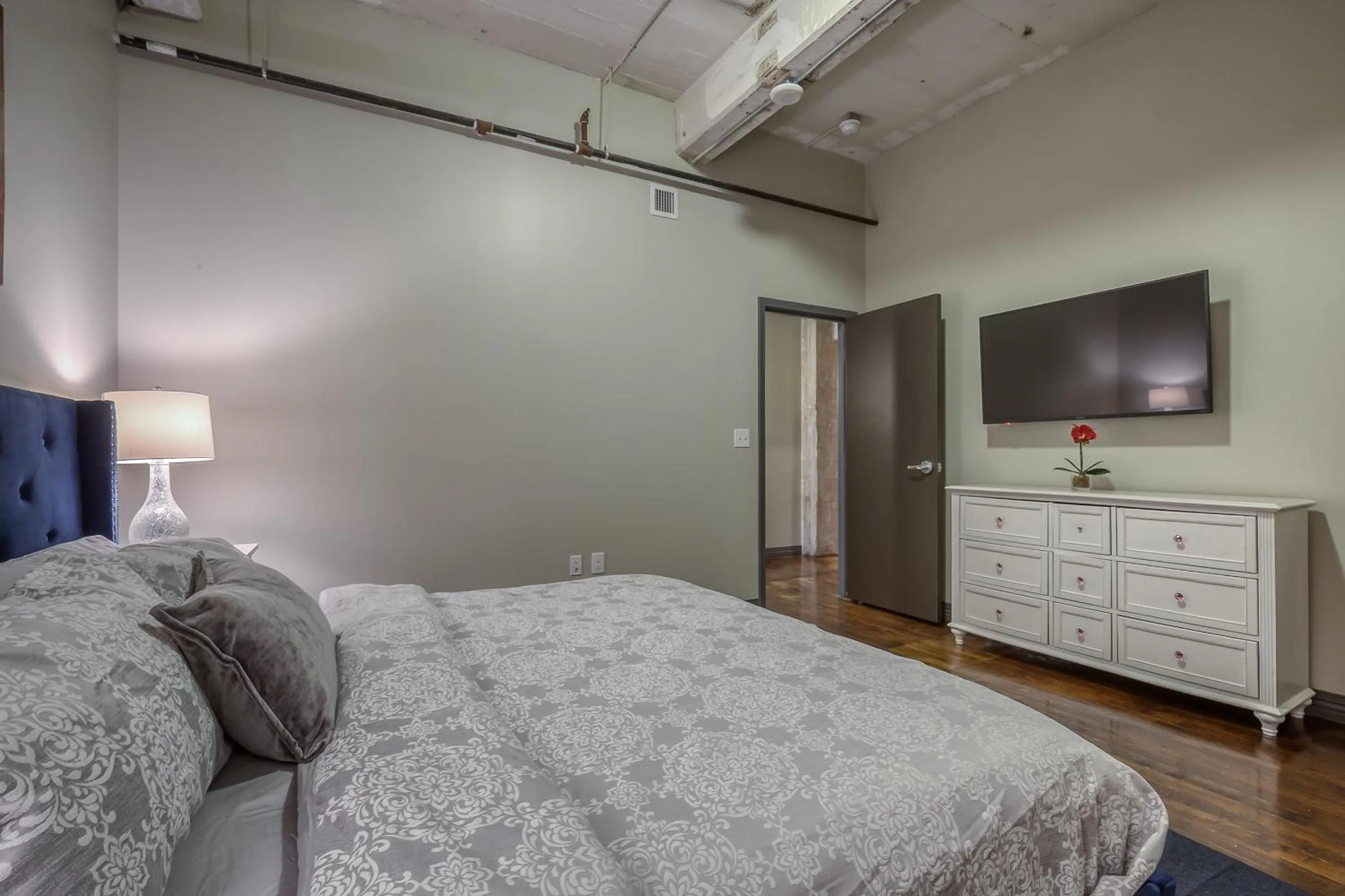 Bed in Luxury Downtown Dallas Stay by Amyfinehouse