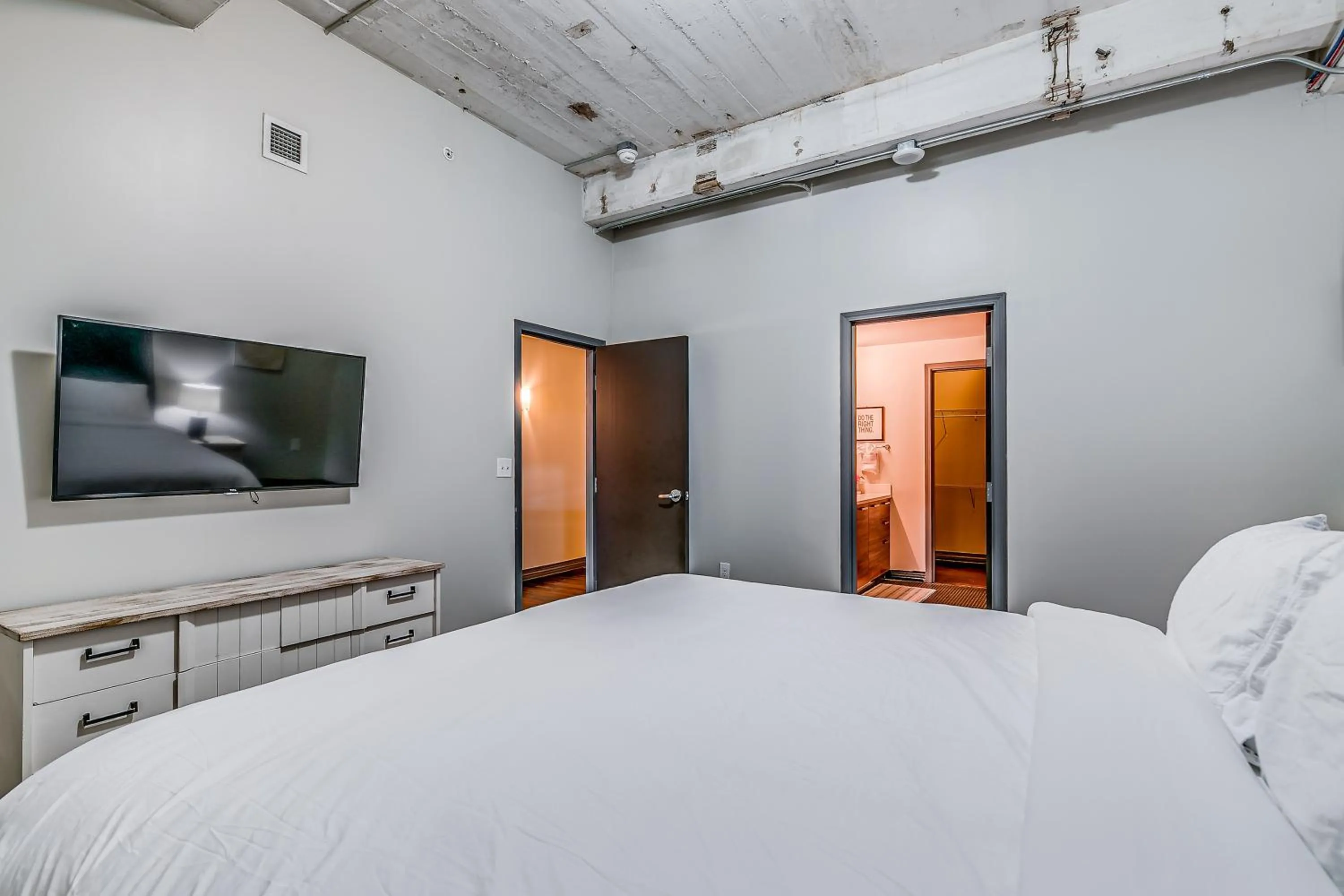 Bed in Luxury Downtown Dallas Stay by Amyfinehouse