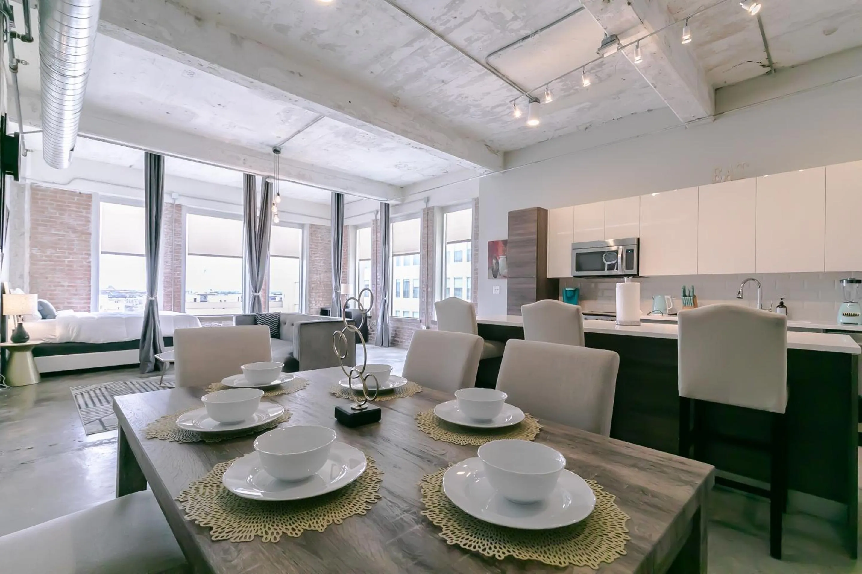 Dining area in Luxury Downtown Dallas Stay by Amyfinehouse