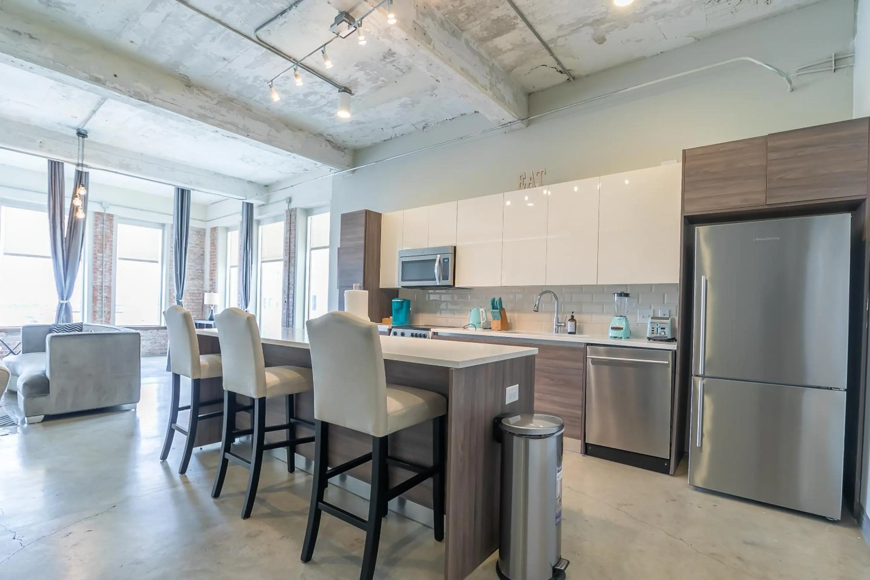 Kitchen or kitchenette in Luxury Downtown Dallas Stay by Amyfinehouse