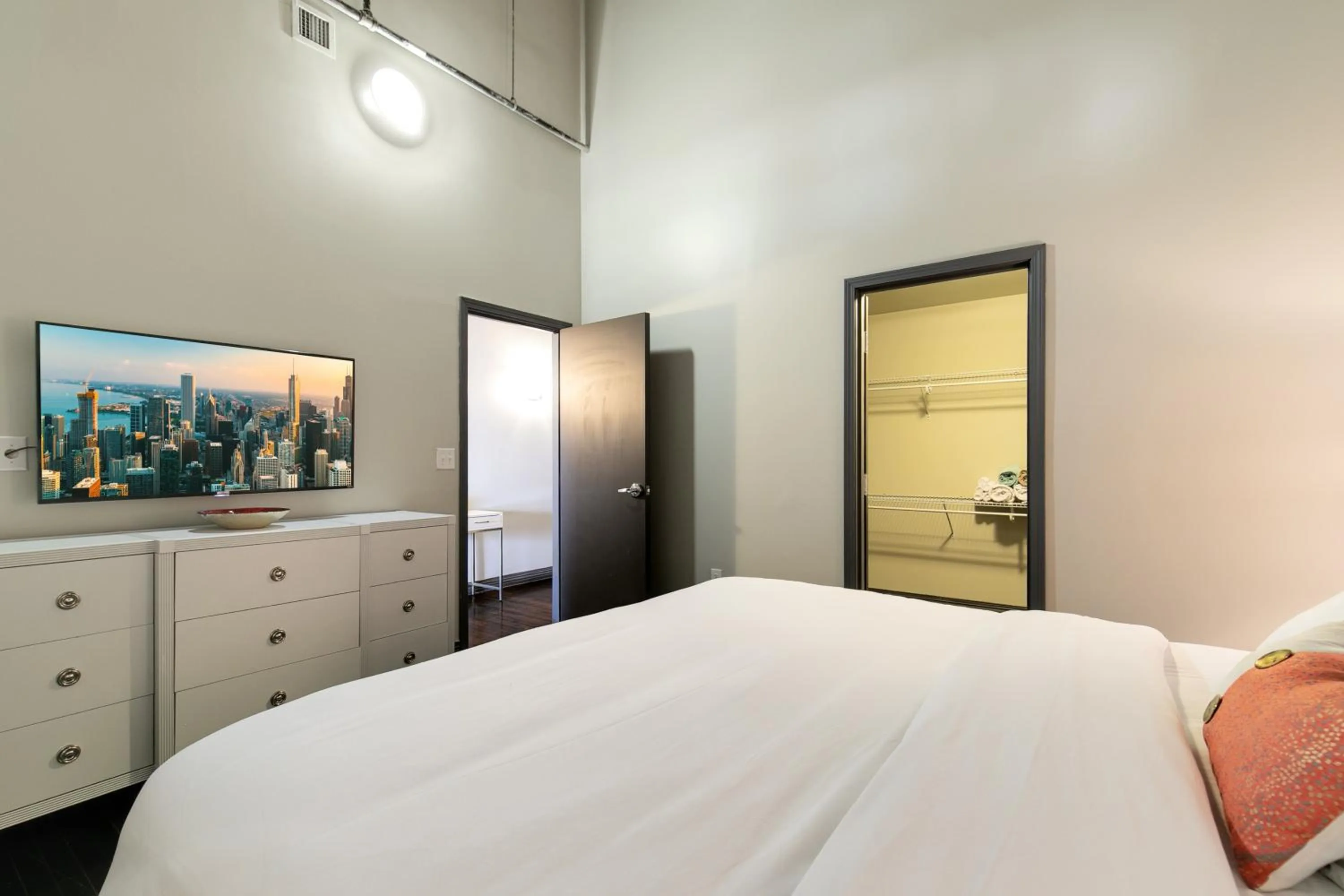 Bed in Luxury Downtown Dallas Stay by Amyfinehouse