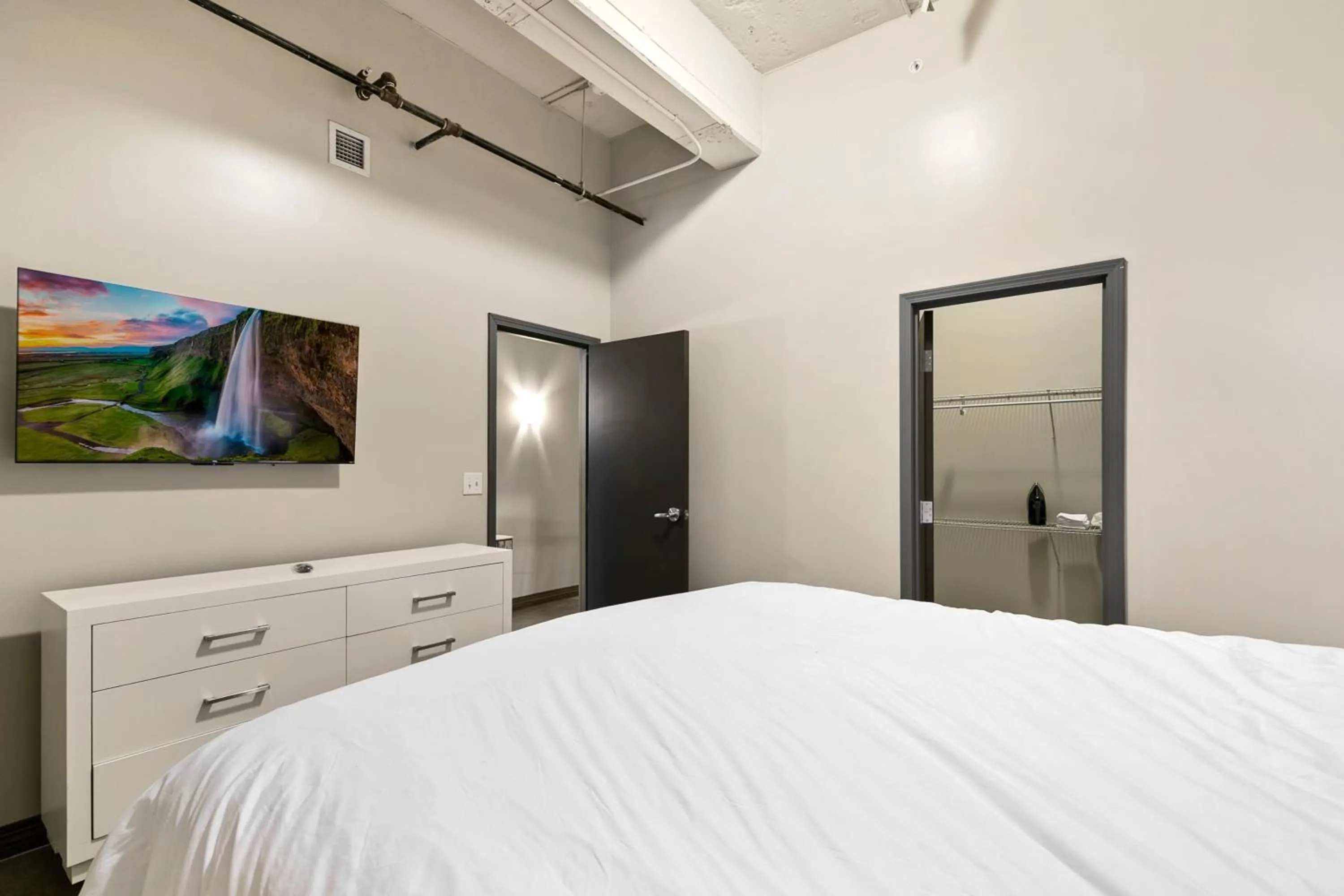 Bed in Luxury Downtown Dallas Stay by Amyfinehouse