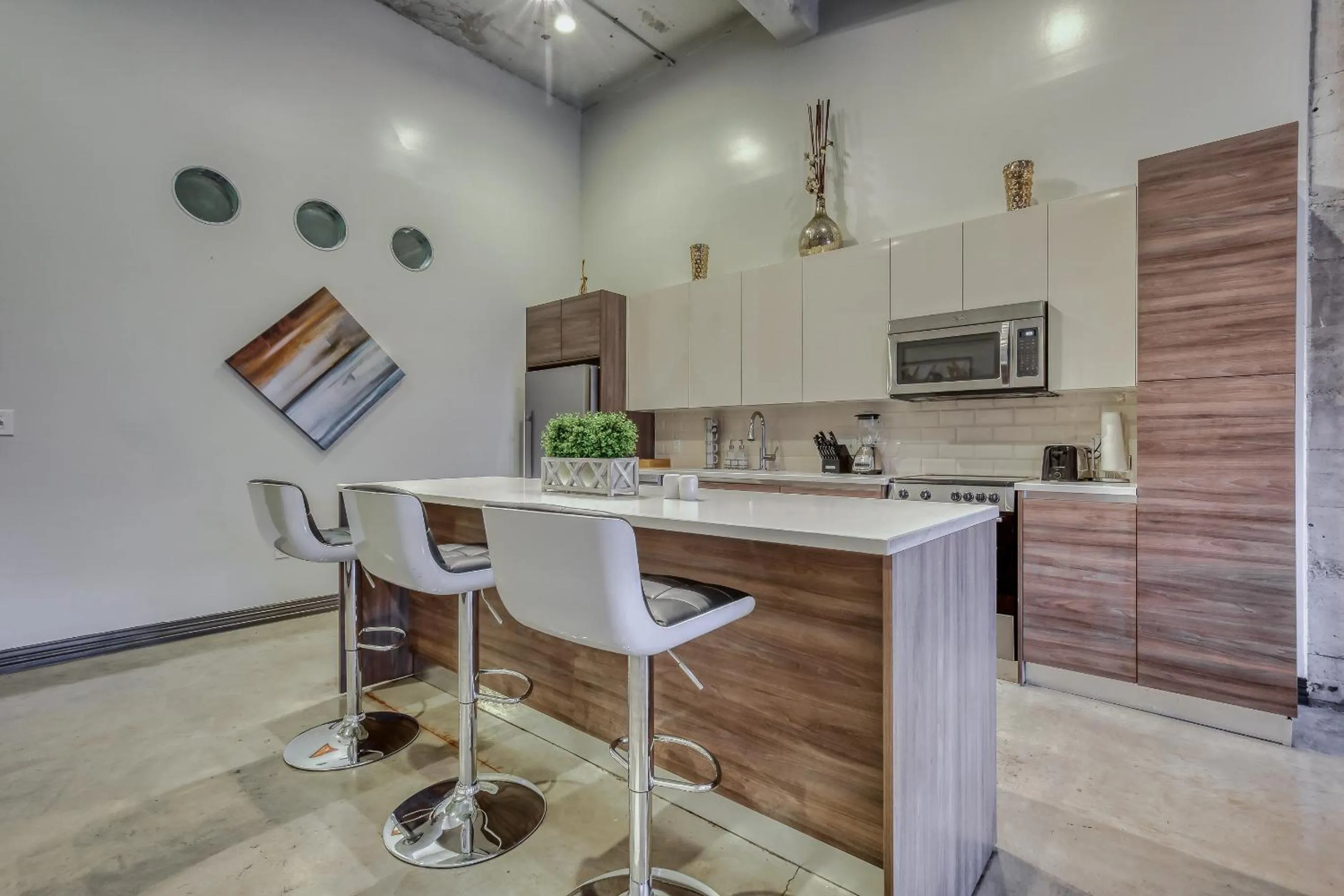 Kitchen or kitchenette in Luxury Downtown Dallas Stay by Amyfinehouse