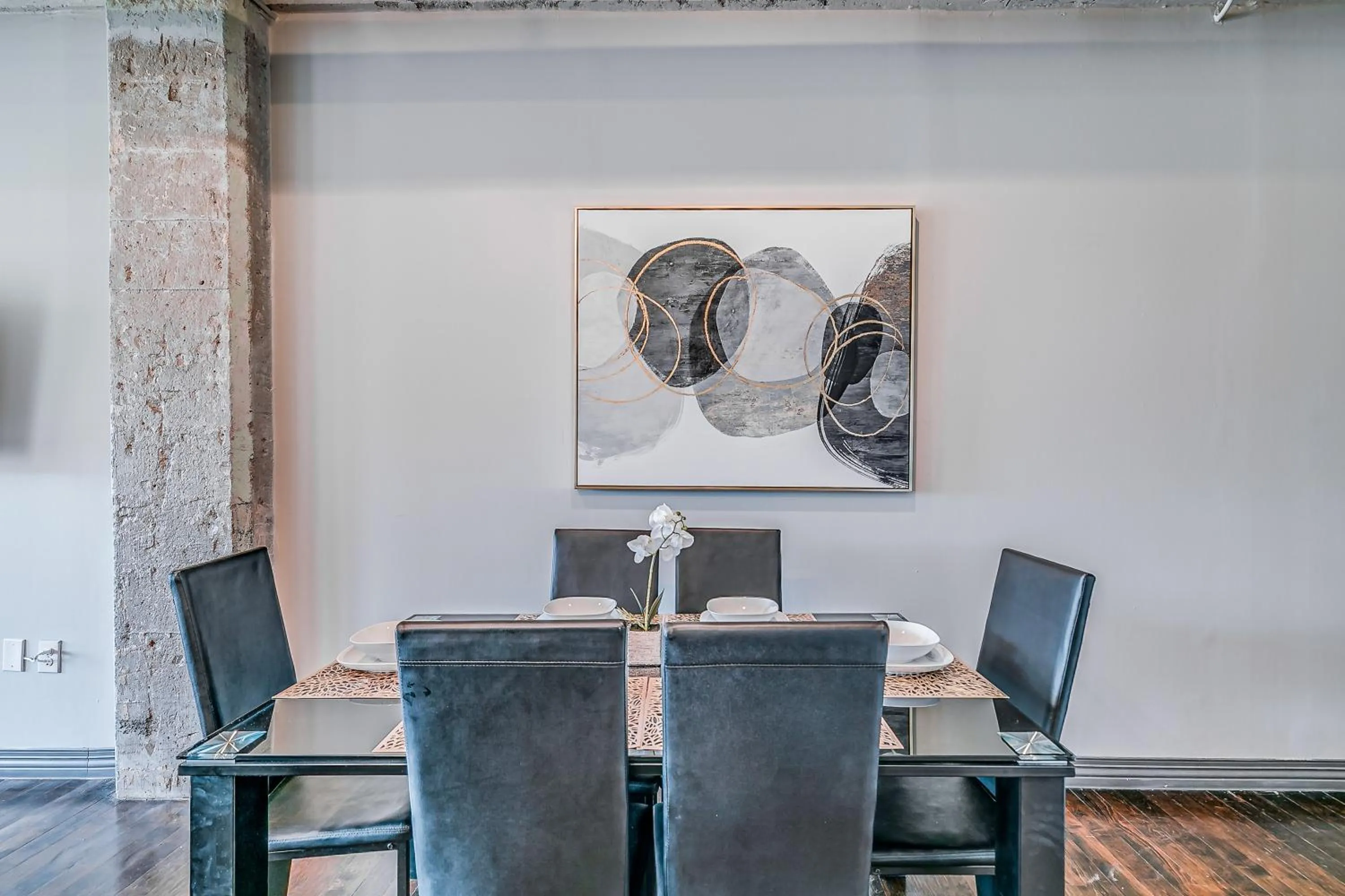 Dining area in Luxury Downtown Dallas Stay by Amyfinehouse