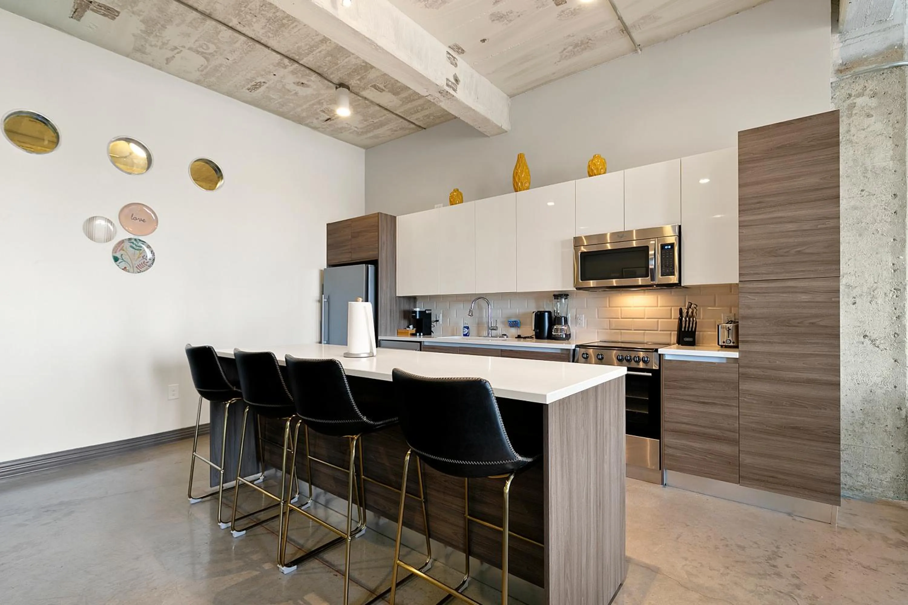 Kitchen or kitchenette in Luxury Downtown Dallas Stay by Amyfinehouse