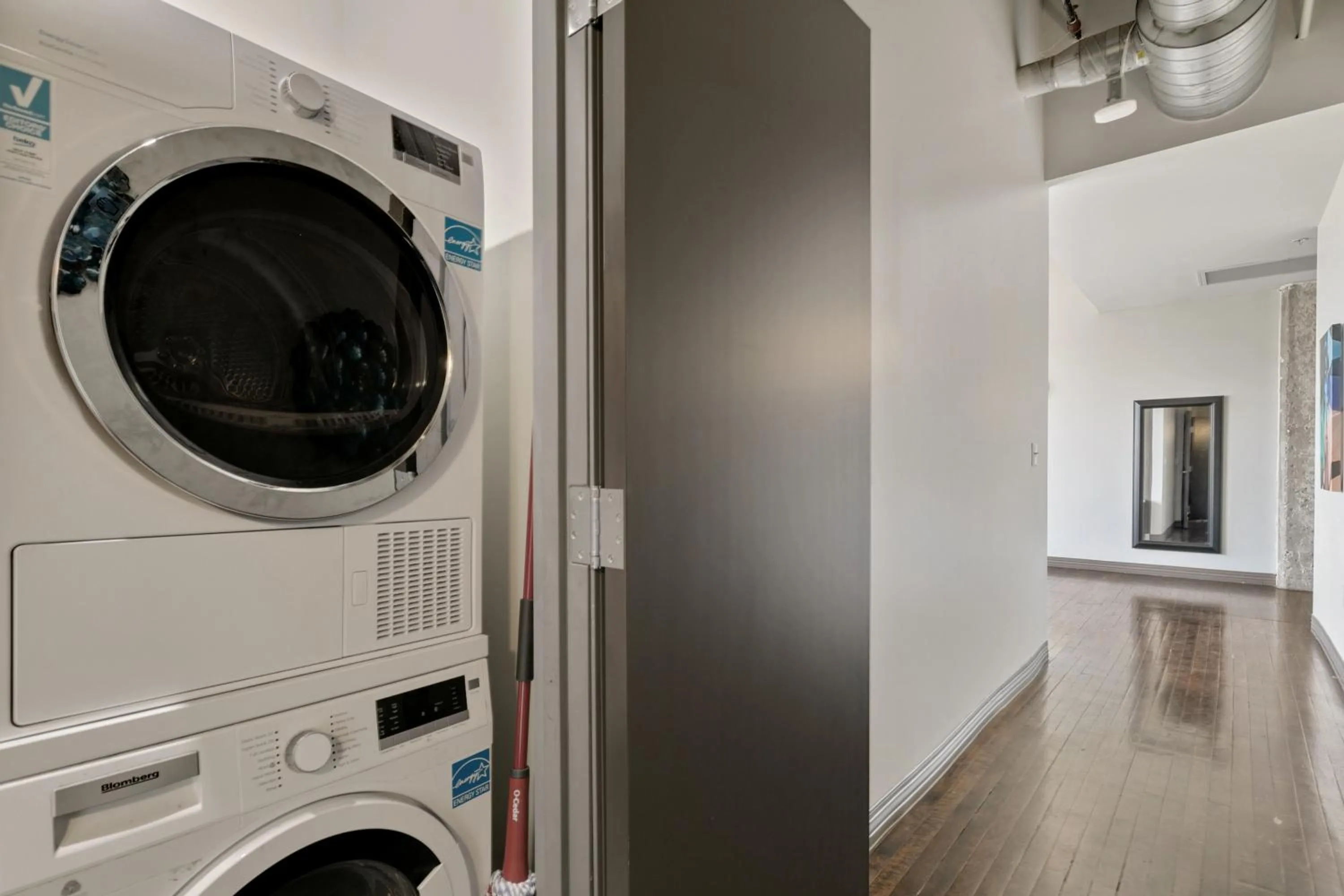 washing machine in Luxury Downtown Dallas Stay by Amyfinehouse