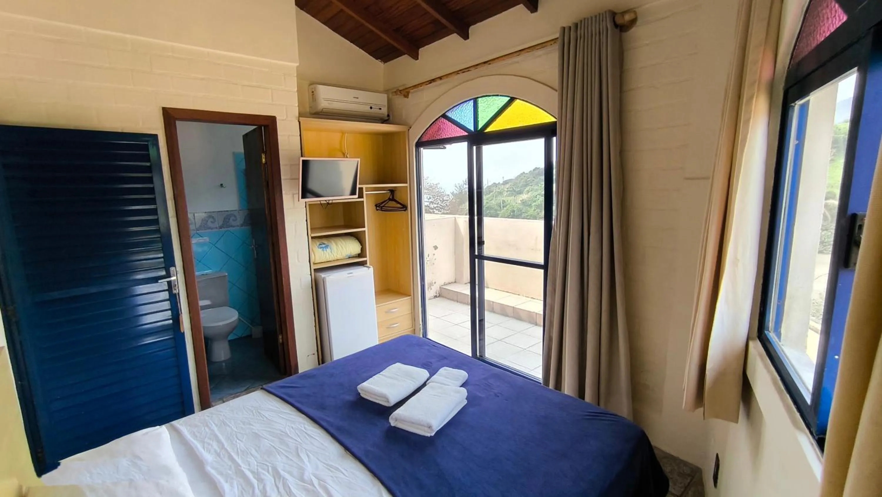 Photo of the whole room, Bed in Pousada Maré de Lua