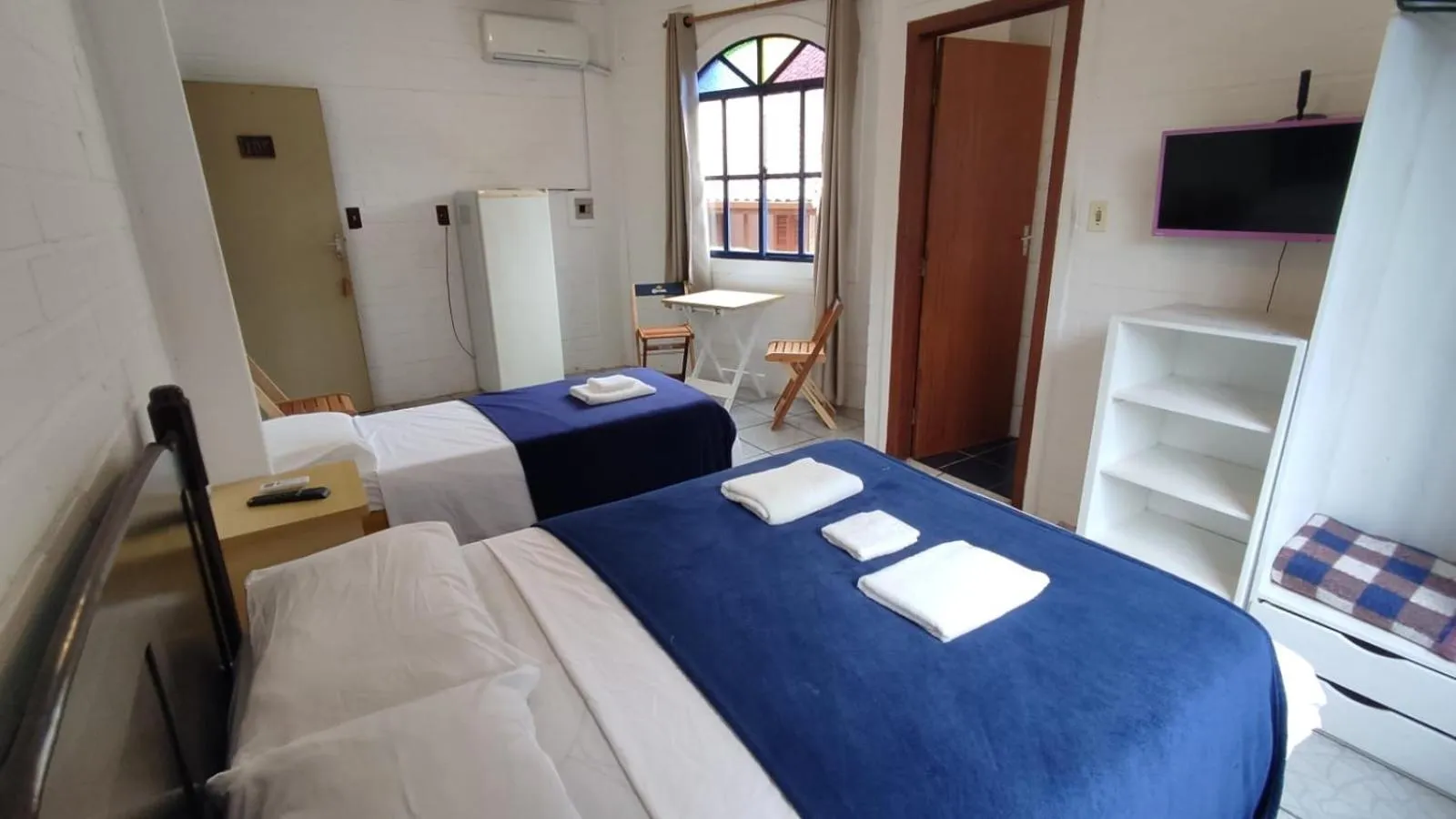 Photo of the whole room, Bed in Pousada Maré de Lua