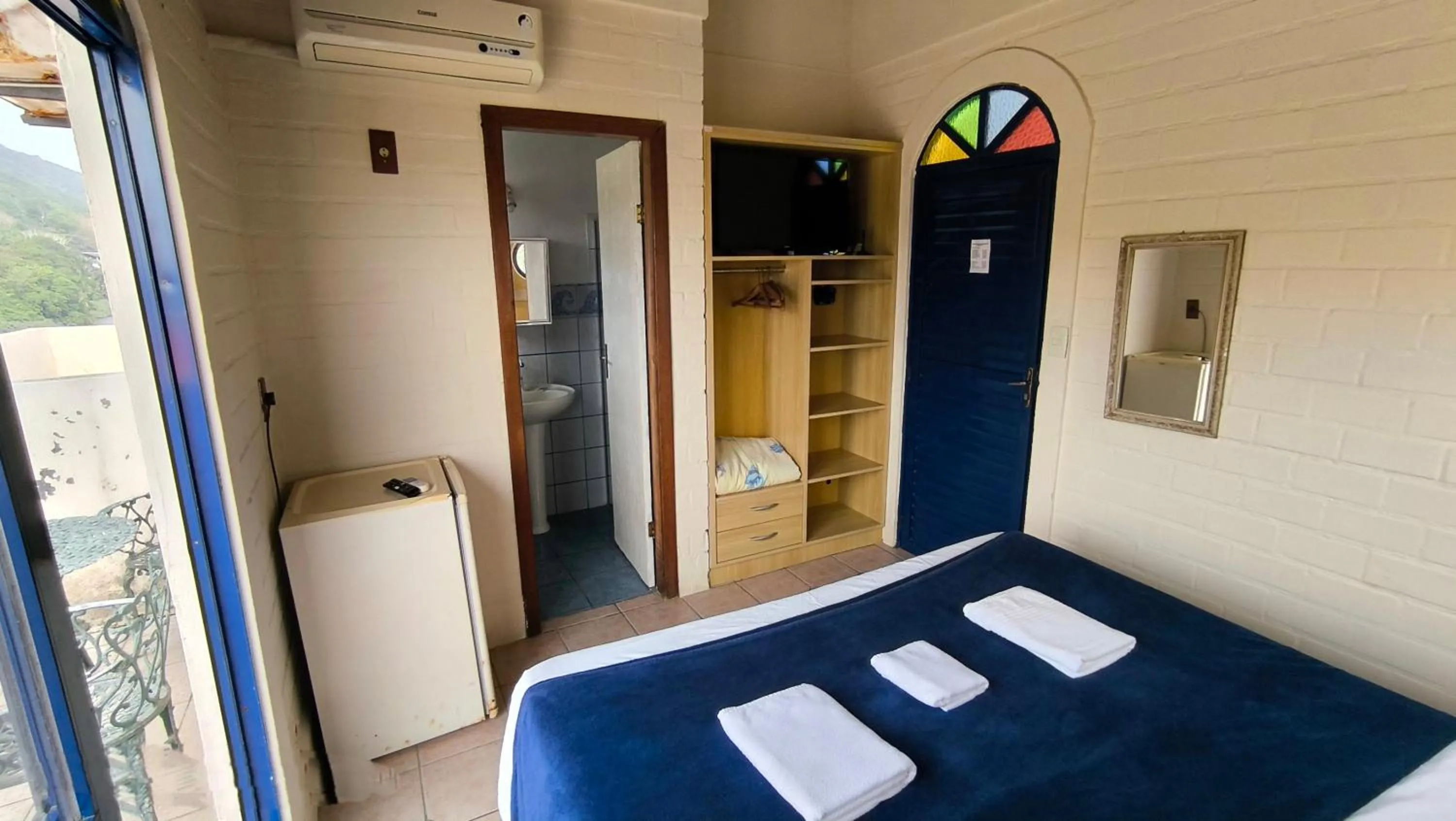 Photo of the whole room, Bed in Pousada Maré de Lua