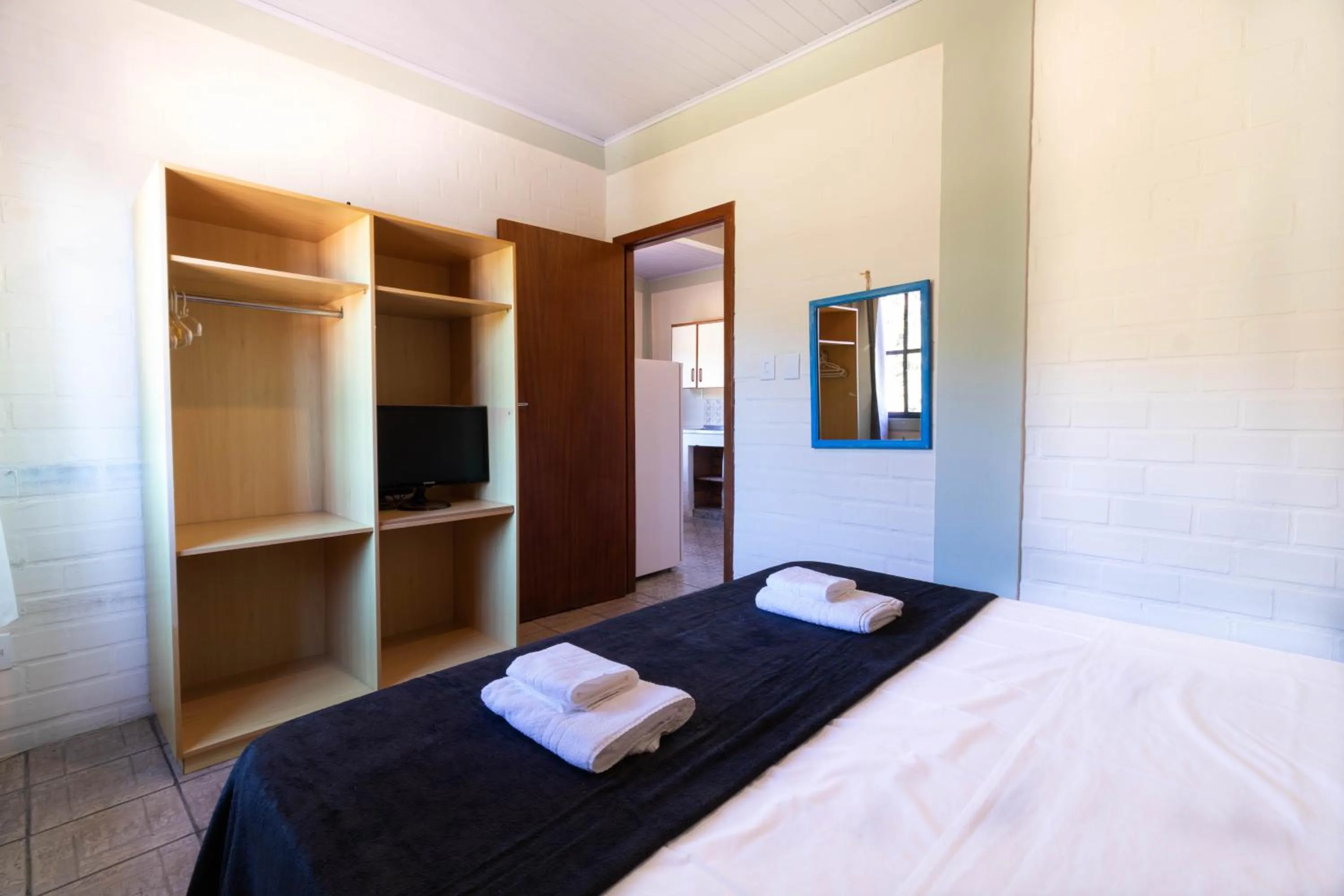 Photo of the whole room, Bed in Pousada Maré de Lua