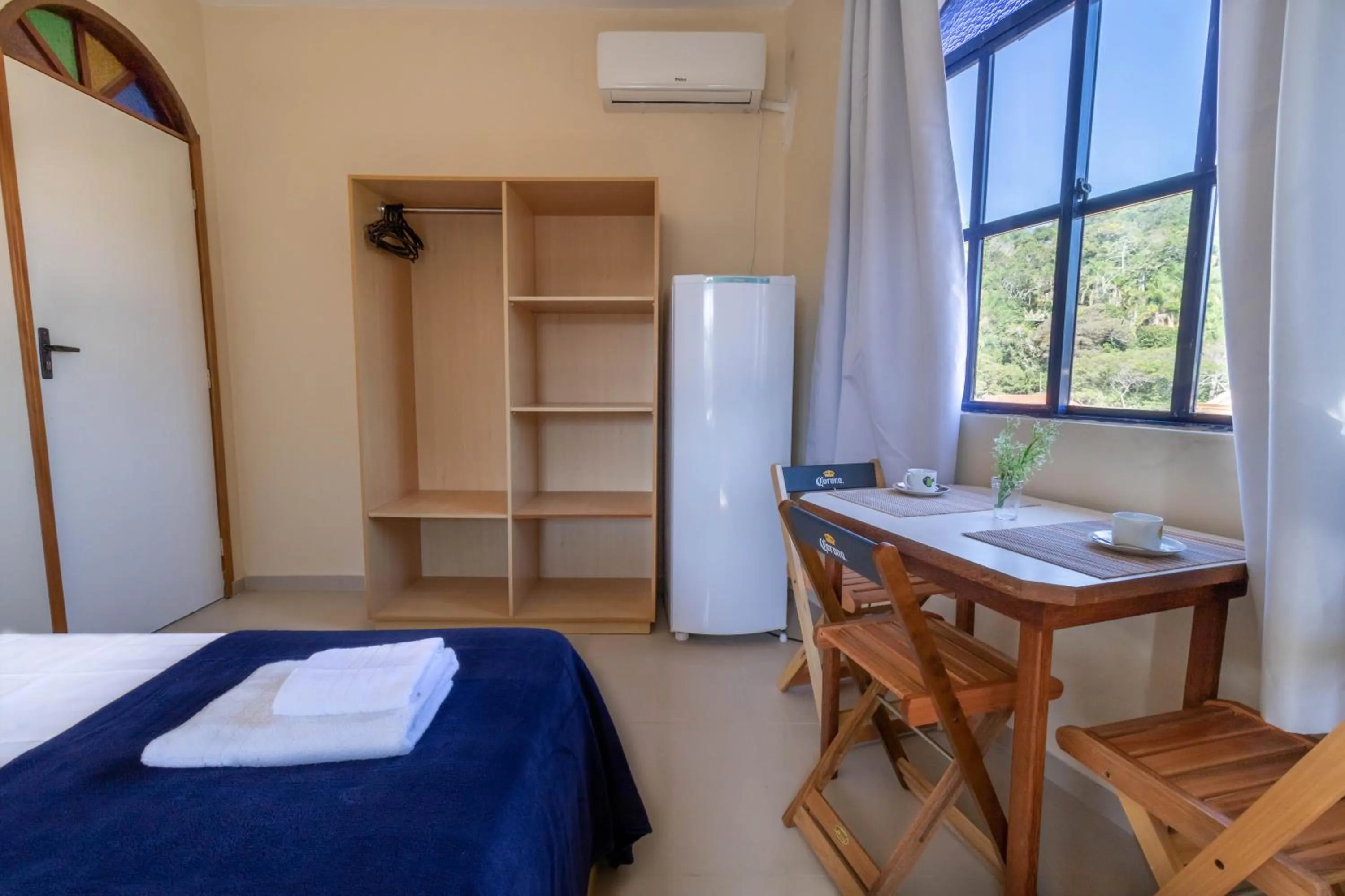 Photo of the whole room, Bed in Pousada Maré de Lua