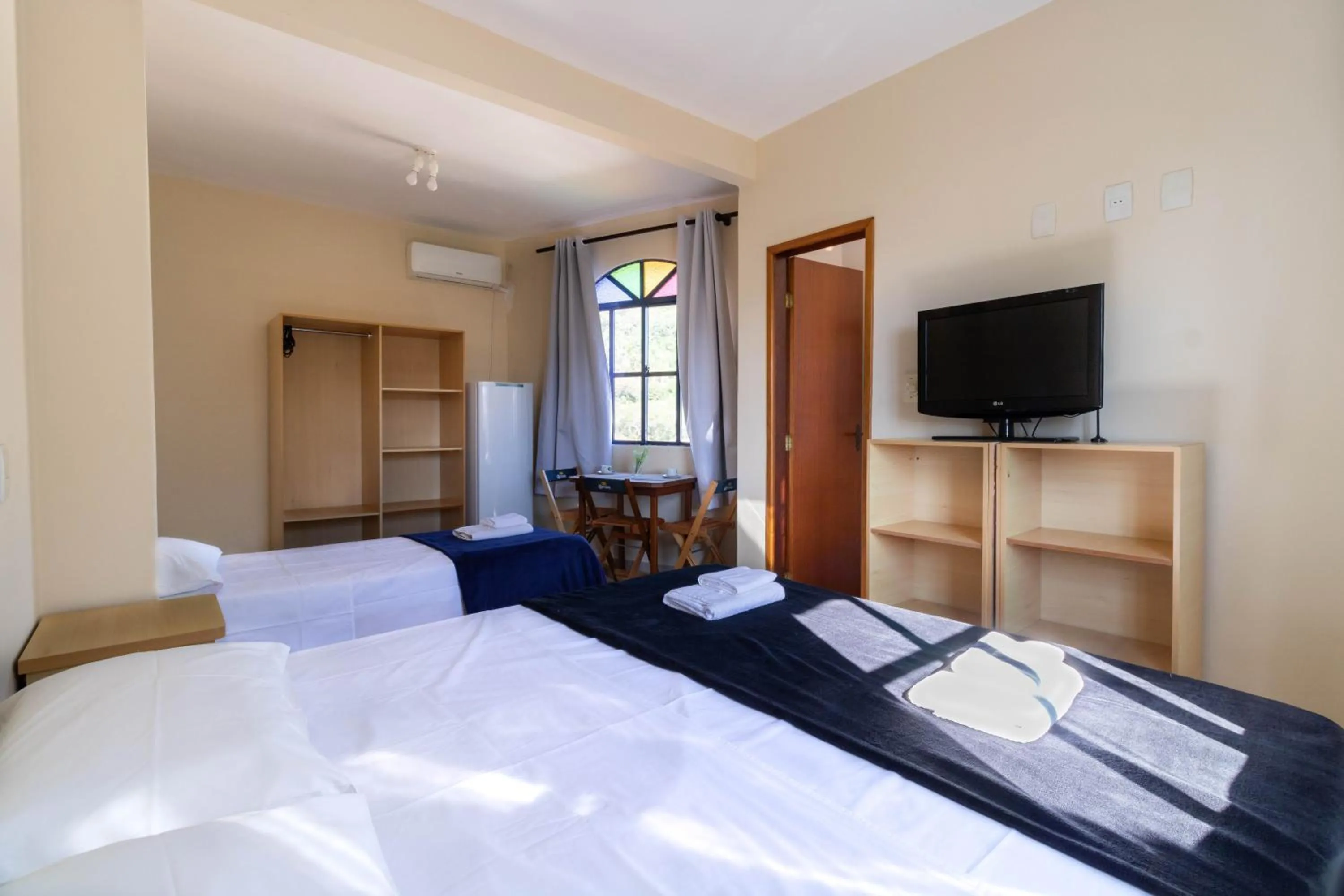 Photo of the whole room, Bed in Pousada Maré de Lua