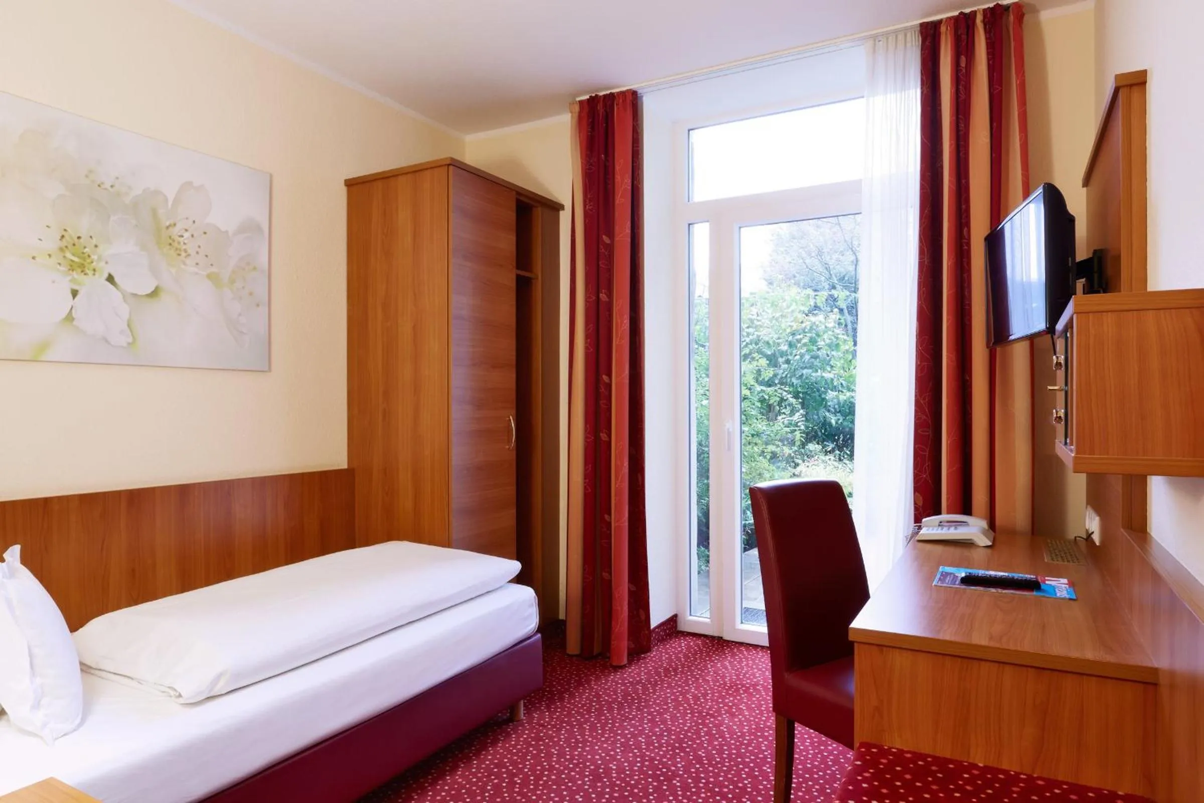 Photo of the whole room, Bed in Doria