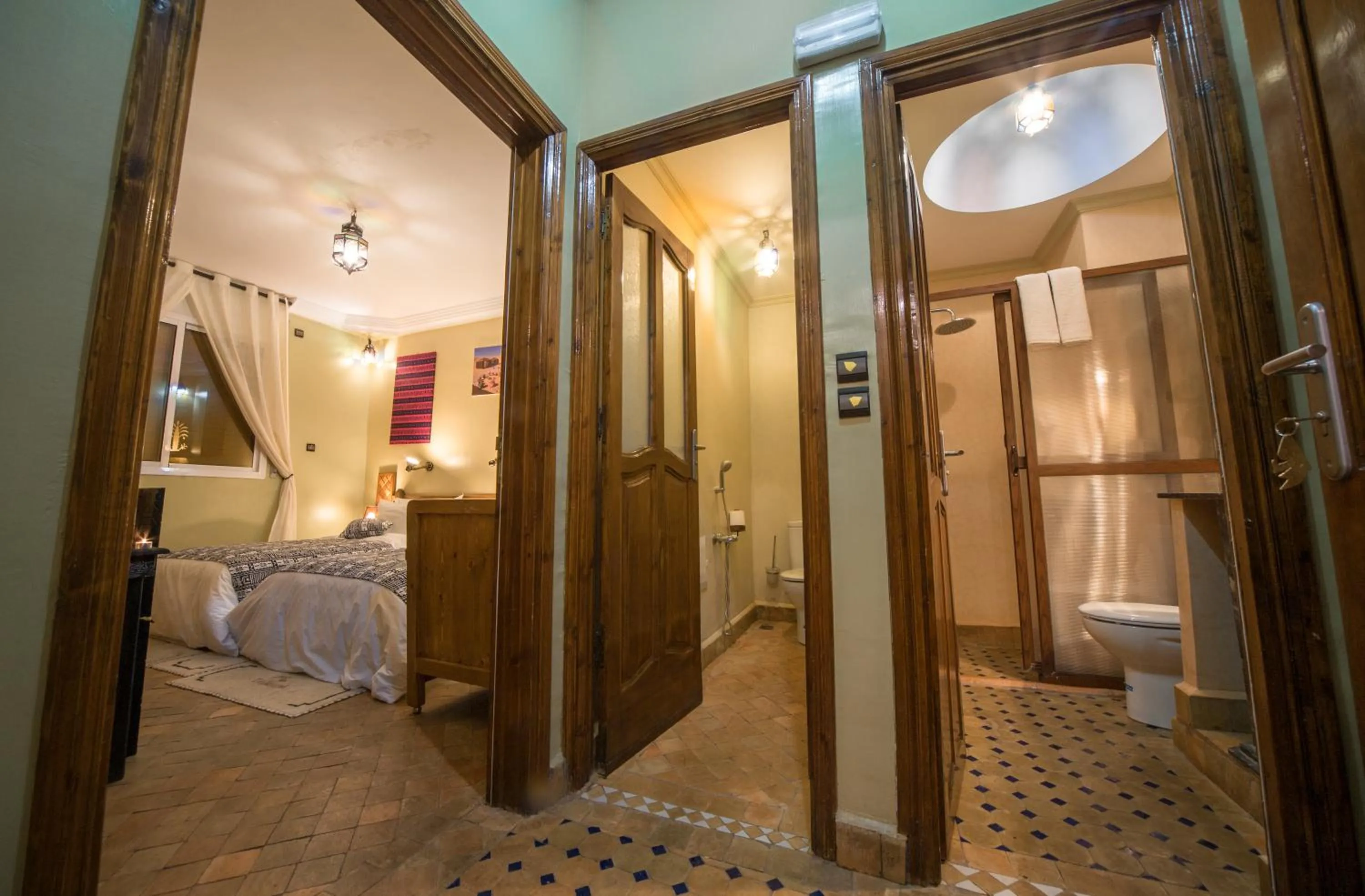 Bathroom, Bed in Tin Joseph