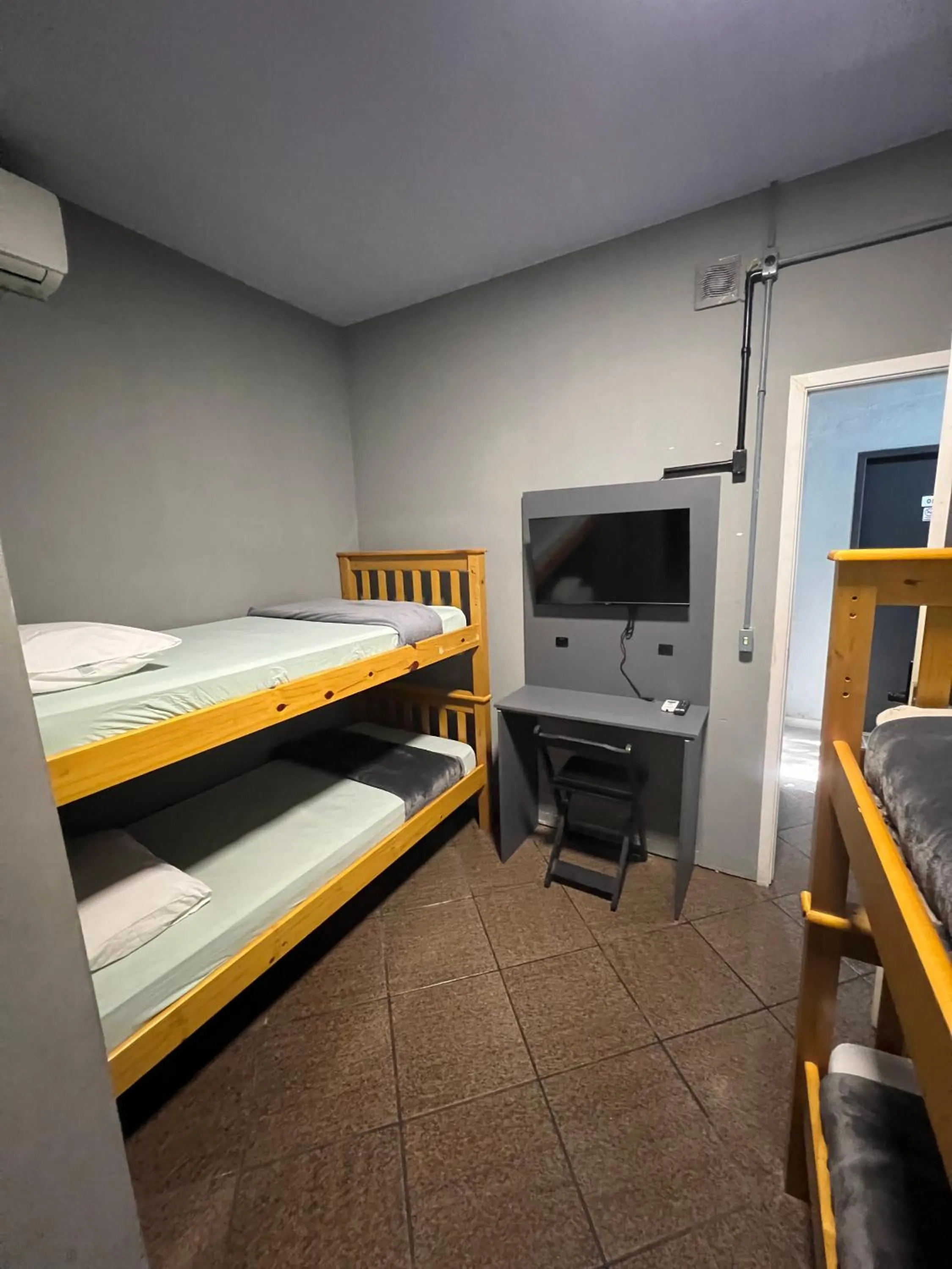 TV and multimedia, Bed in Esquina 8 Suítes Confort & Hostel