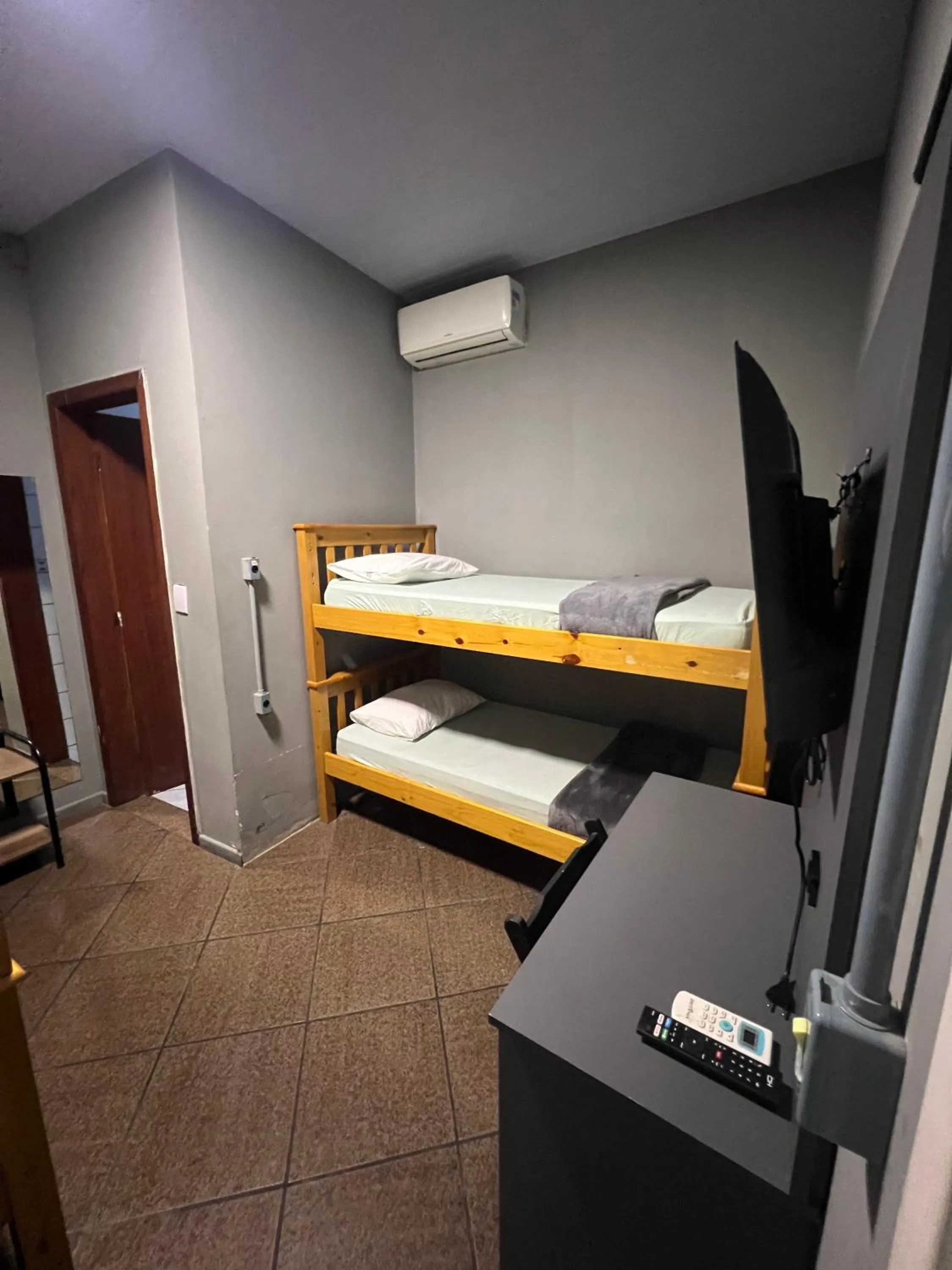 TV and multimedia, Bed in Esquina 8 Suítes Confort & Hostel