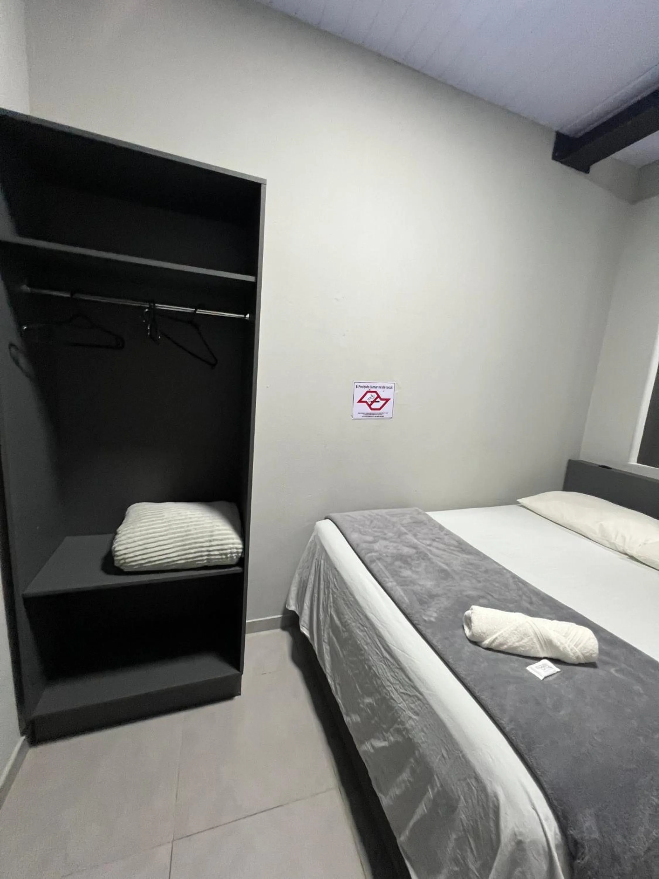 wardrobe, Bed in Esquina 8 Suítes Confort & Hostel