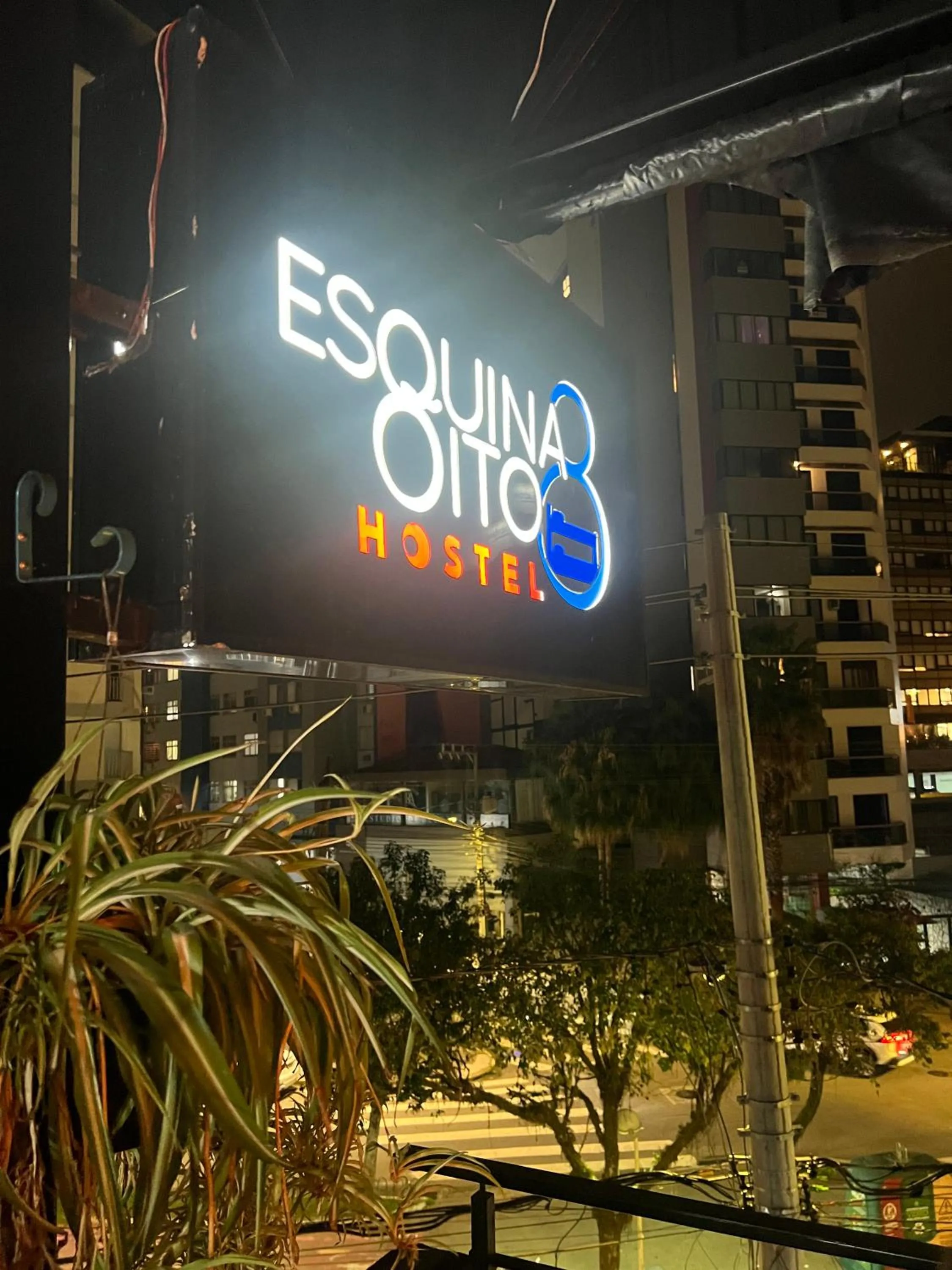 Property logo or sign in Esquina 8 Suítes Confort & Hostel