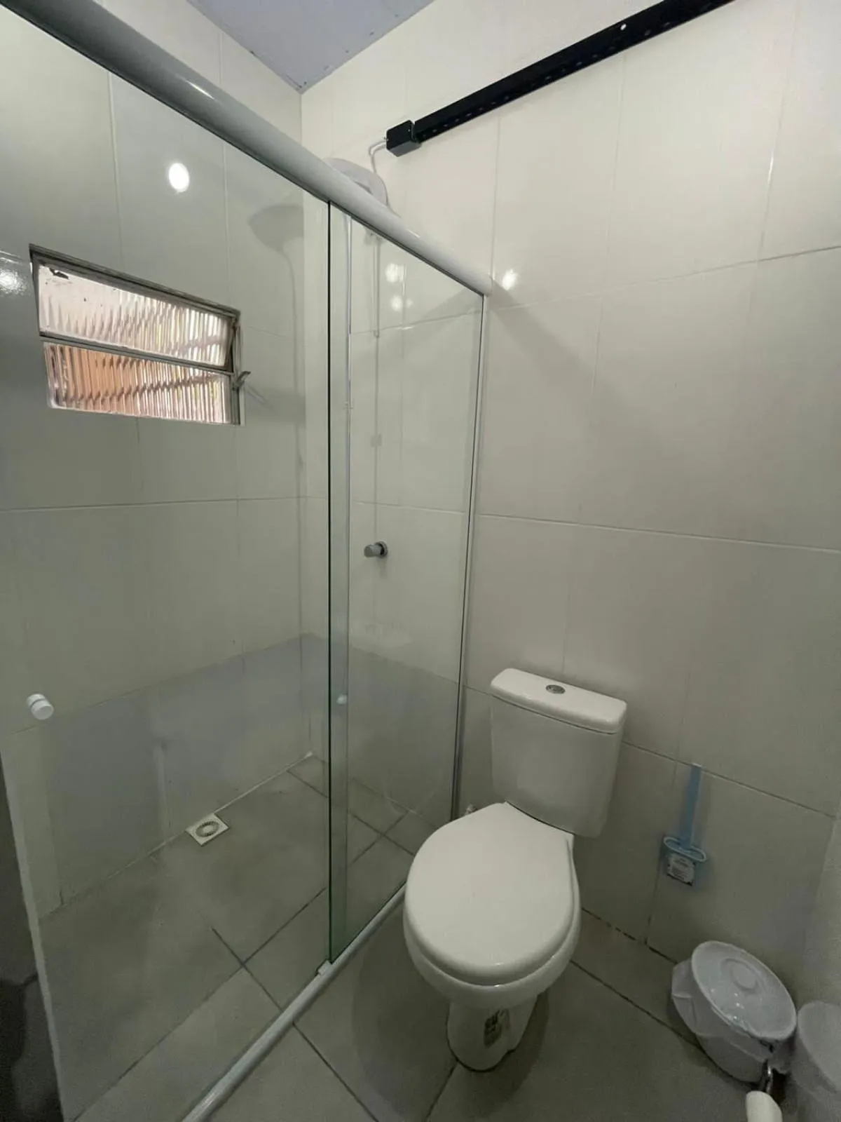 Shower in Esquina 8 Suítes Confort & Hostel