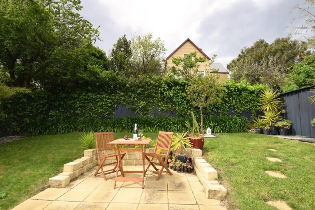 Best Location in Hobart! Luxury 4 bedroom with stunning views