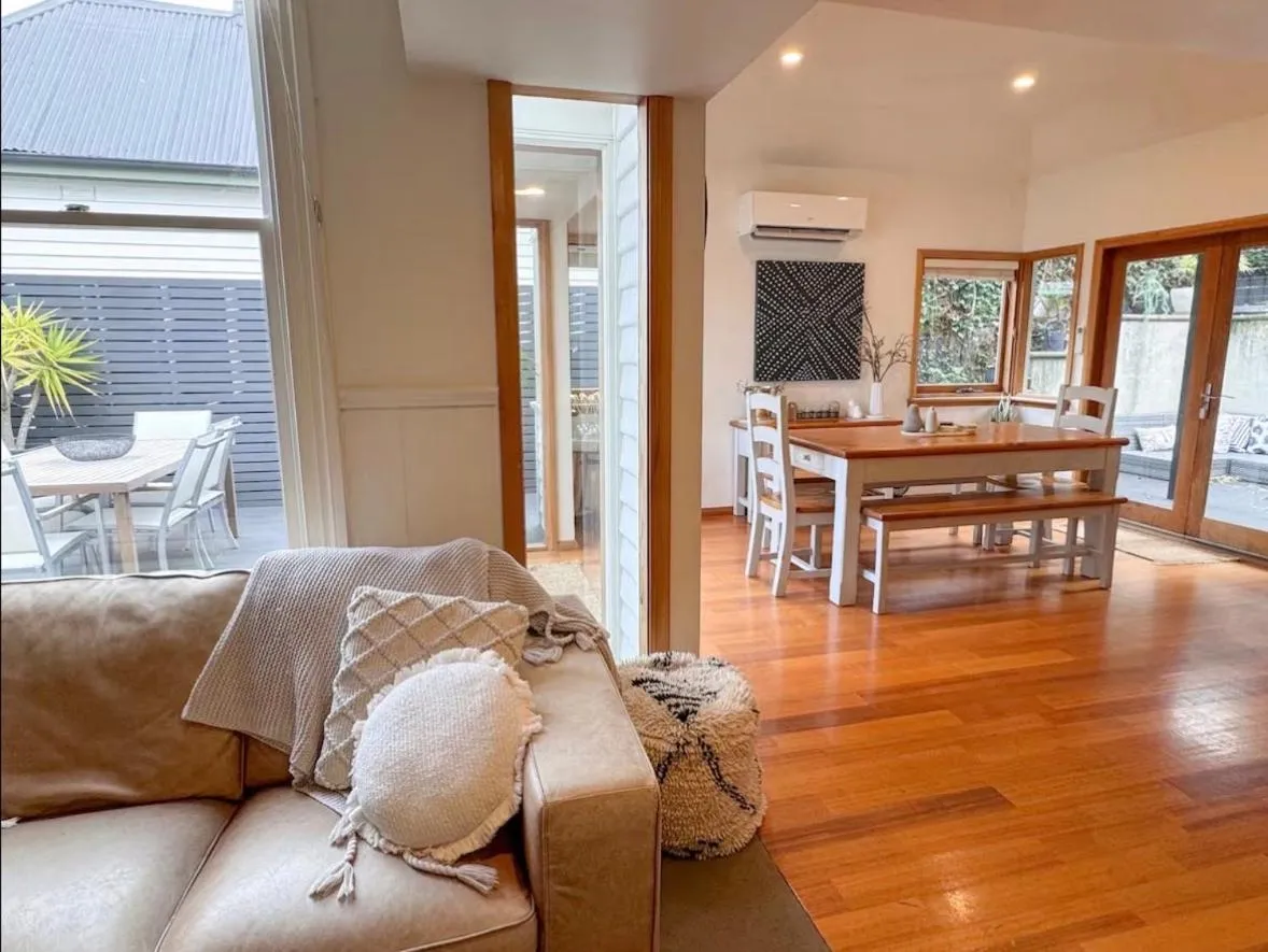 Best Location in Hobart! Luxury 4 bedroom with stunning views