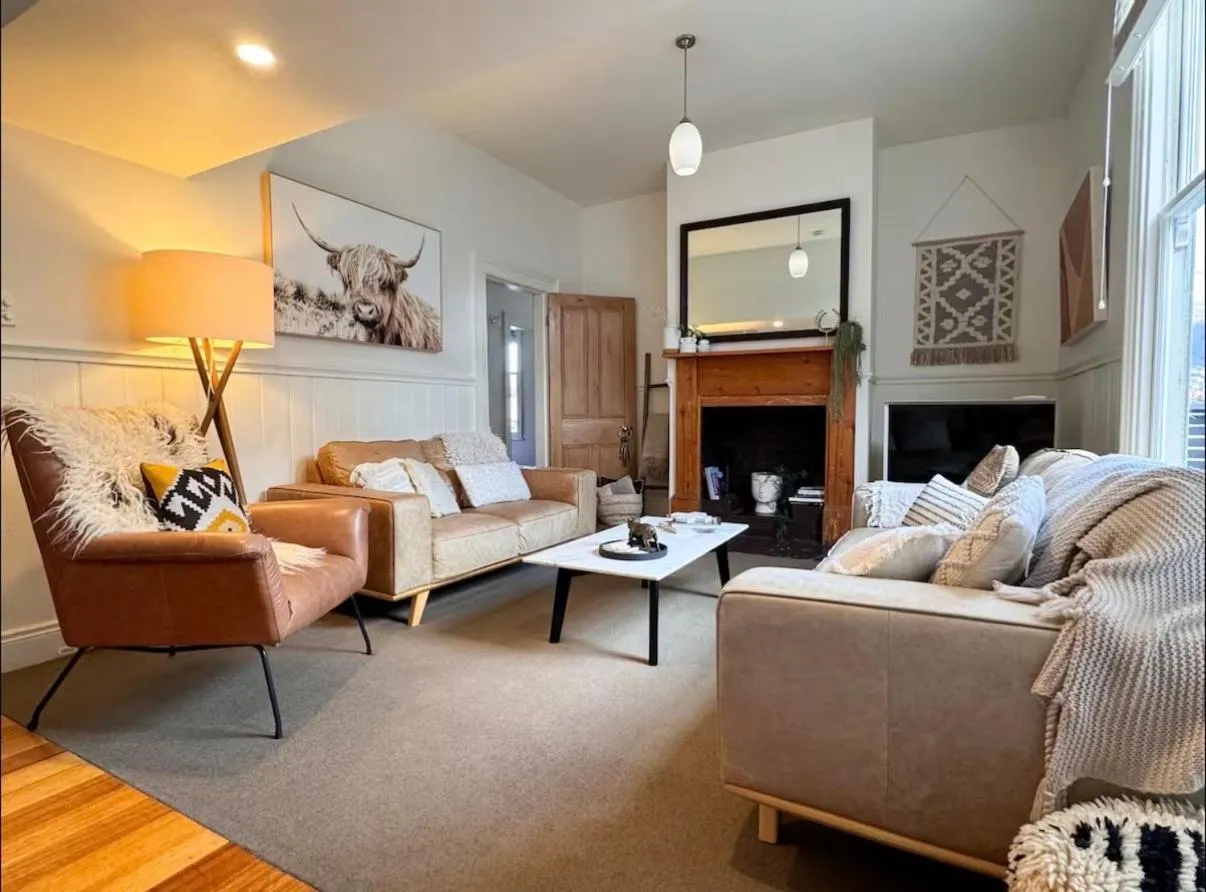 Best Location in Hobart! Luxury 4 bedroom with stunning views