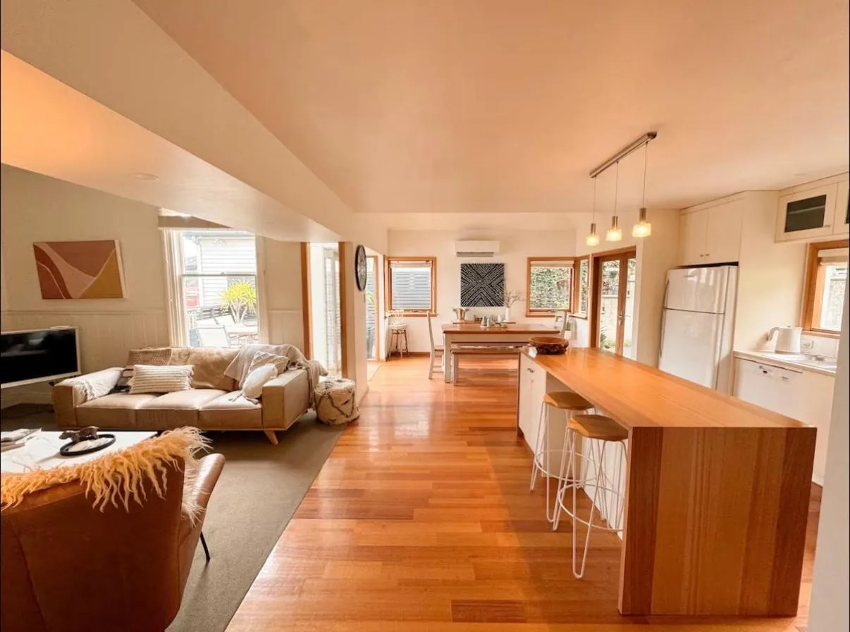 Four-Bedroom House in Best Location in Hobart! Luxury 4 bedroom with stunning views