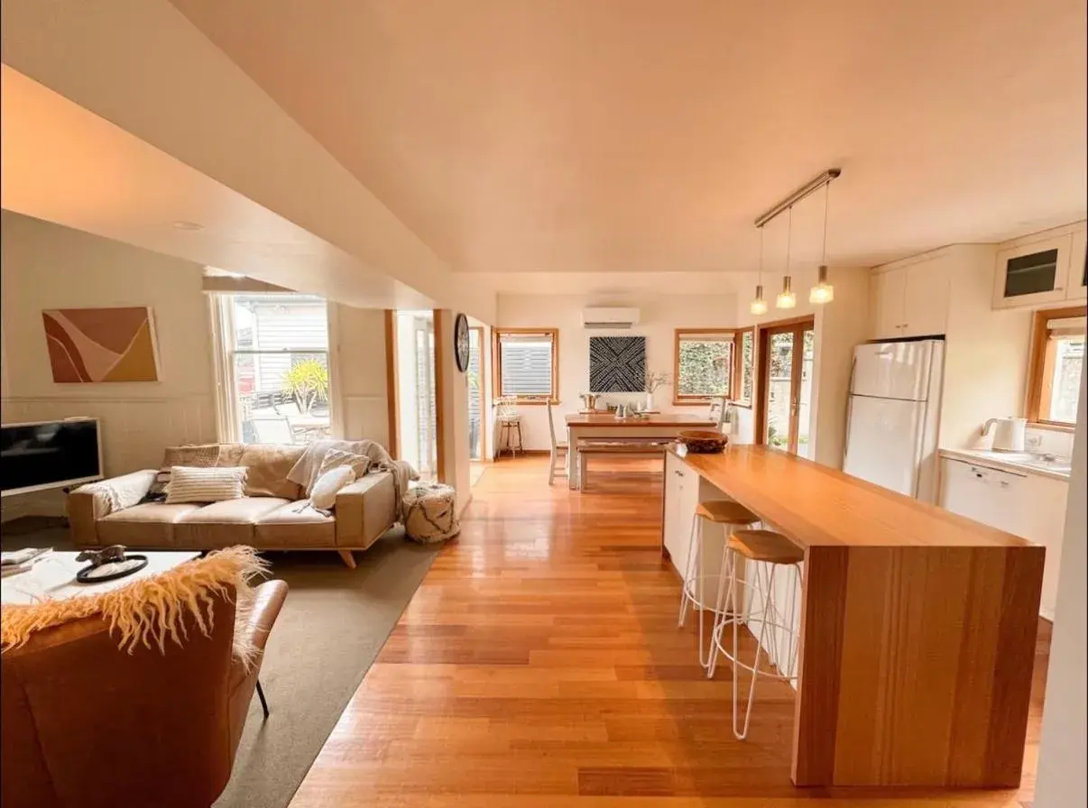 Four-Bedroom House in Best Location in Hobart! Luxury 4 bedroom with stunning views Four-Bedroom House in Best Location in Hobart! Luxury 4 bedroom with stunning views