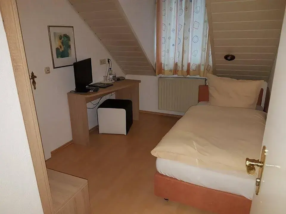 Single Room with Shower in Hotel Linden Single Room with Shower in Hotel Linden