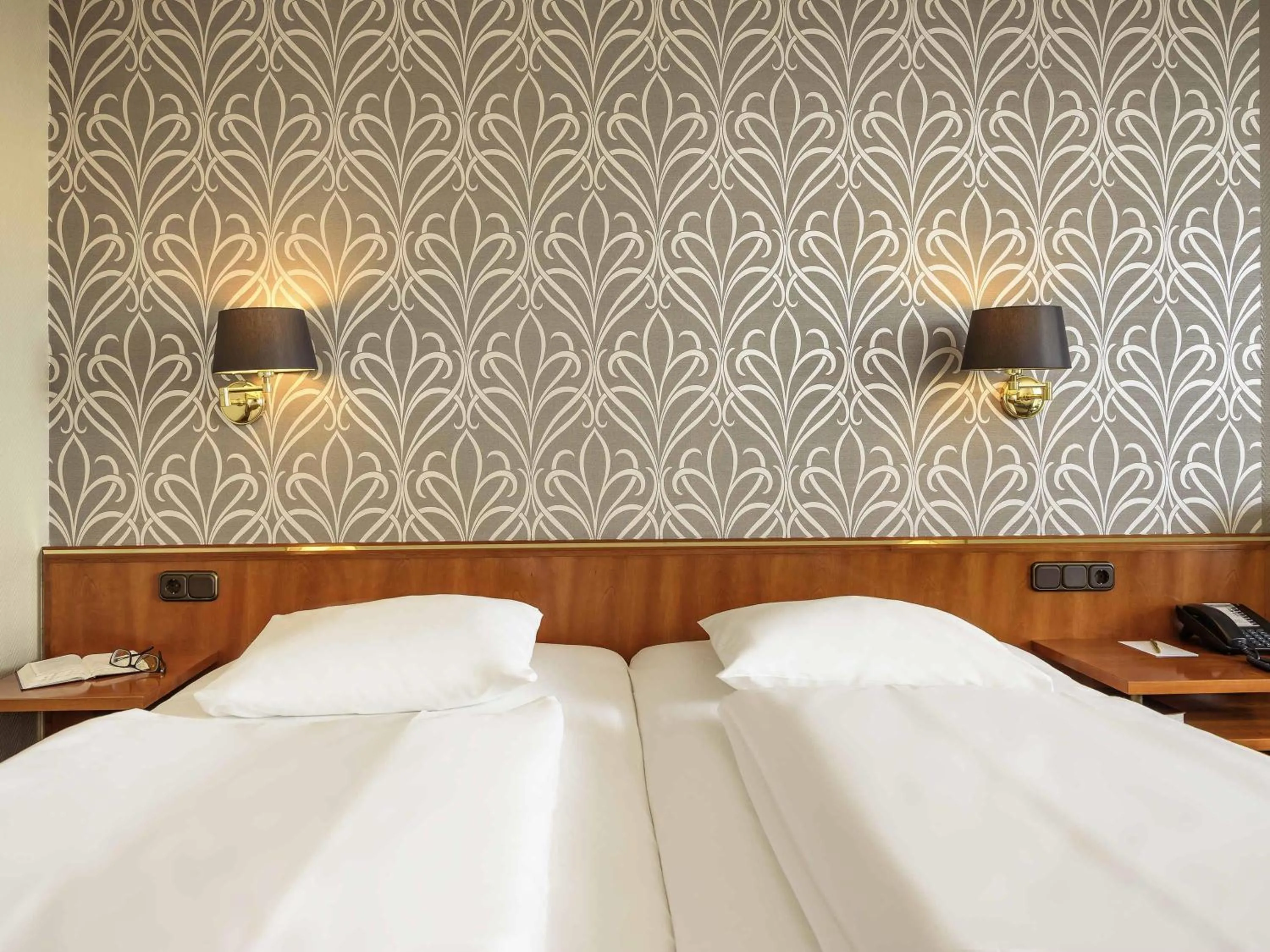 Bedroom, Bed in Mercure Hotel Trier Porta Nigra