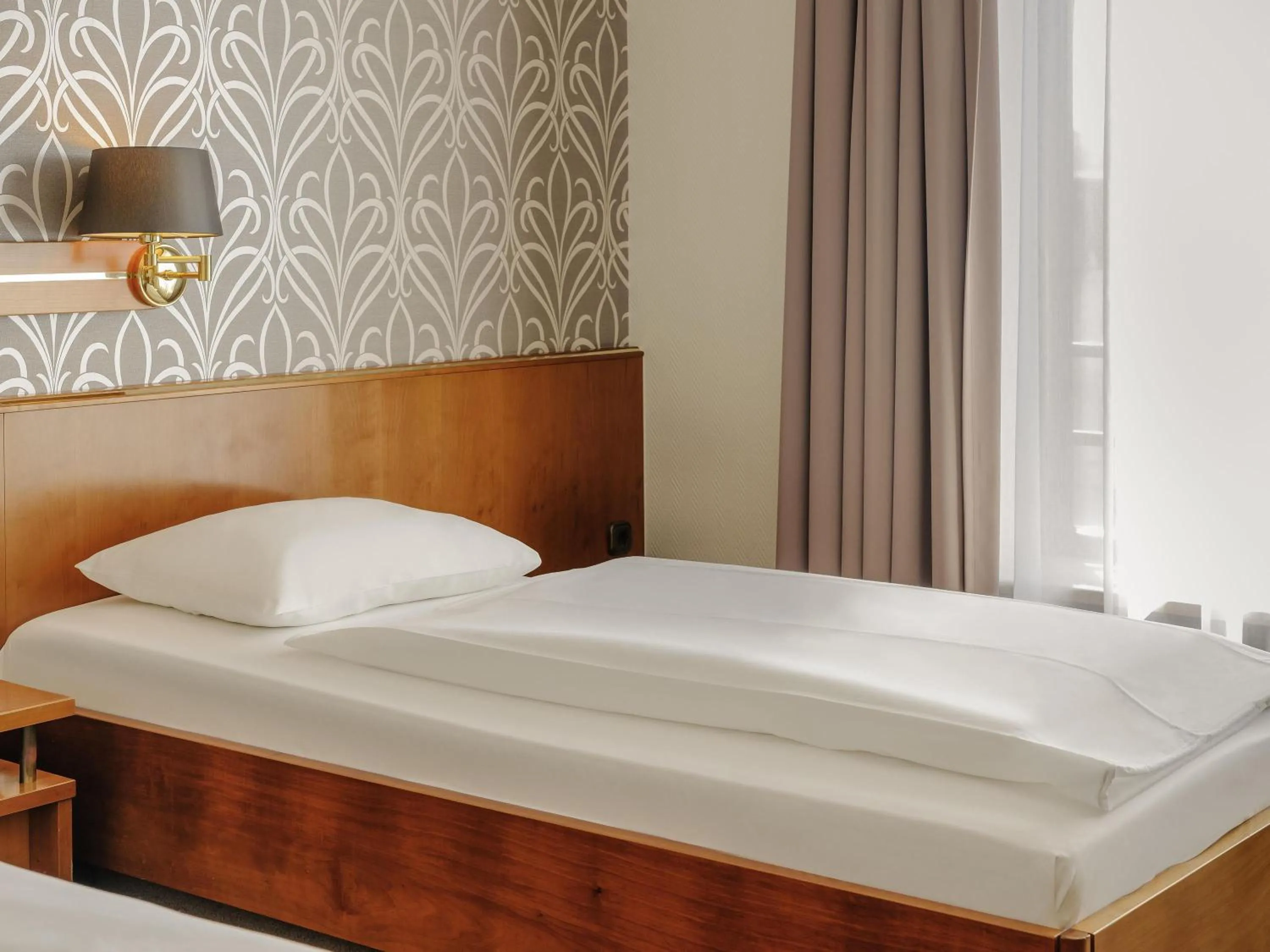 Bedroom, Bed in Mercure Hotel Trier Porta Nigra