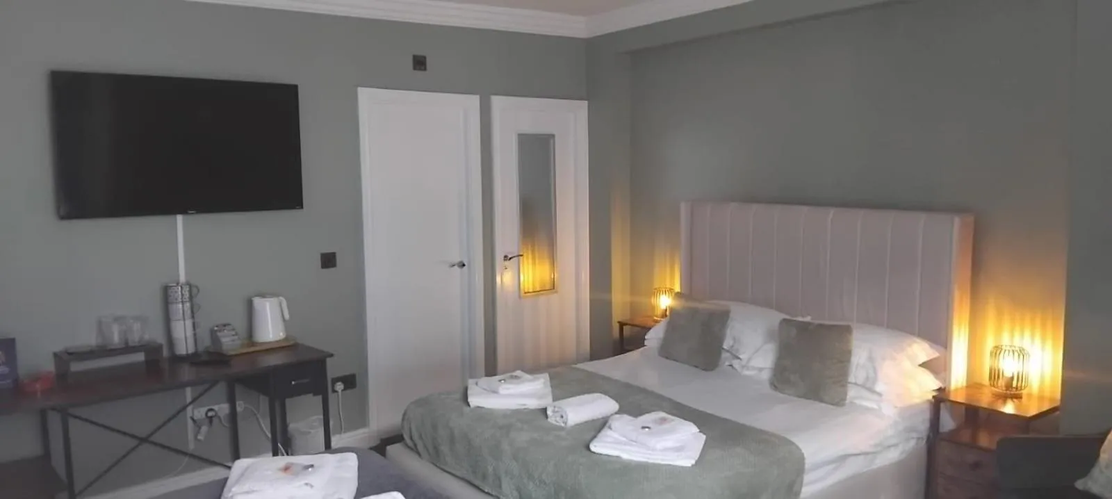 Photo of the whole room, Bed in The City Hotel