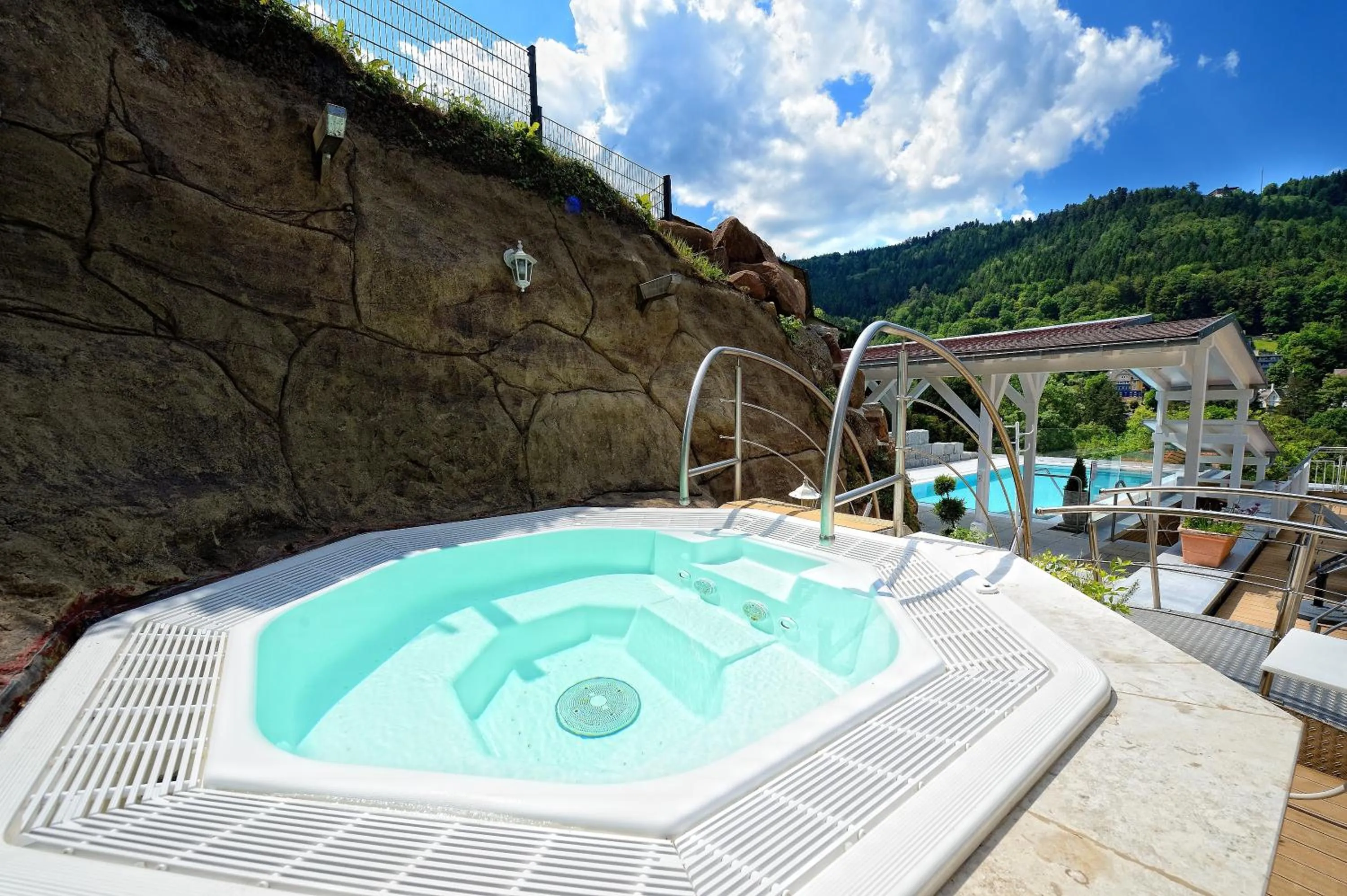 Swimming pool in Wellnesshotel Rothfuß mit Spa und 2 Schwimmbädern