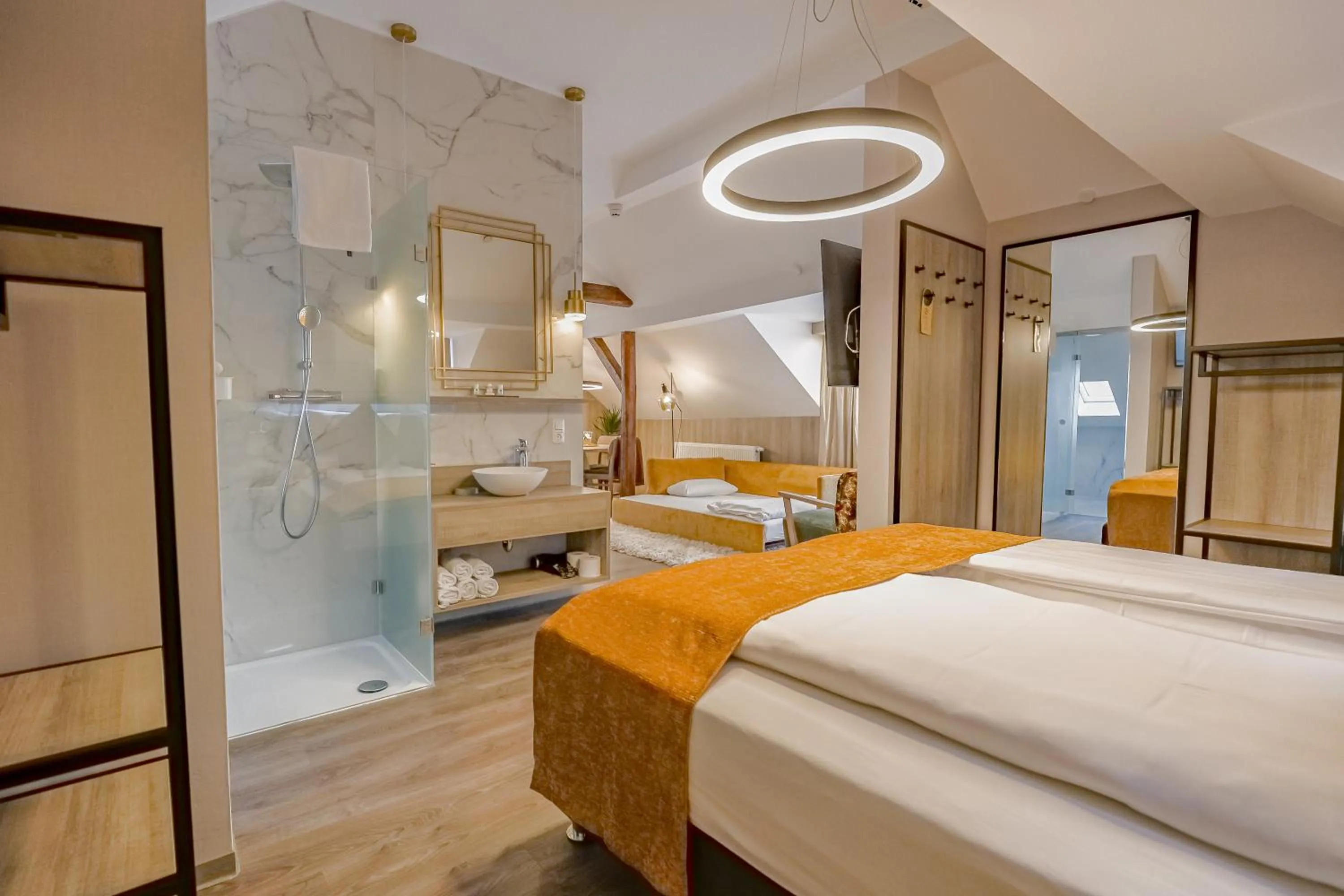 Shower, Bed in Liebig-Hotel