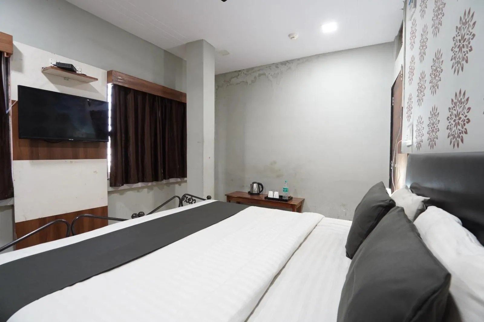 Photo of the whole room, Bed in Hotel Sai Inn, Ahmedabad Airport